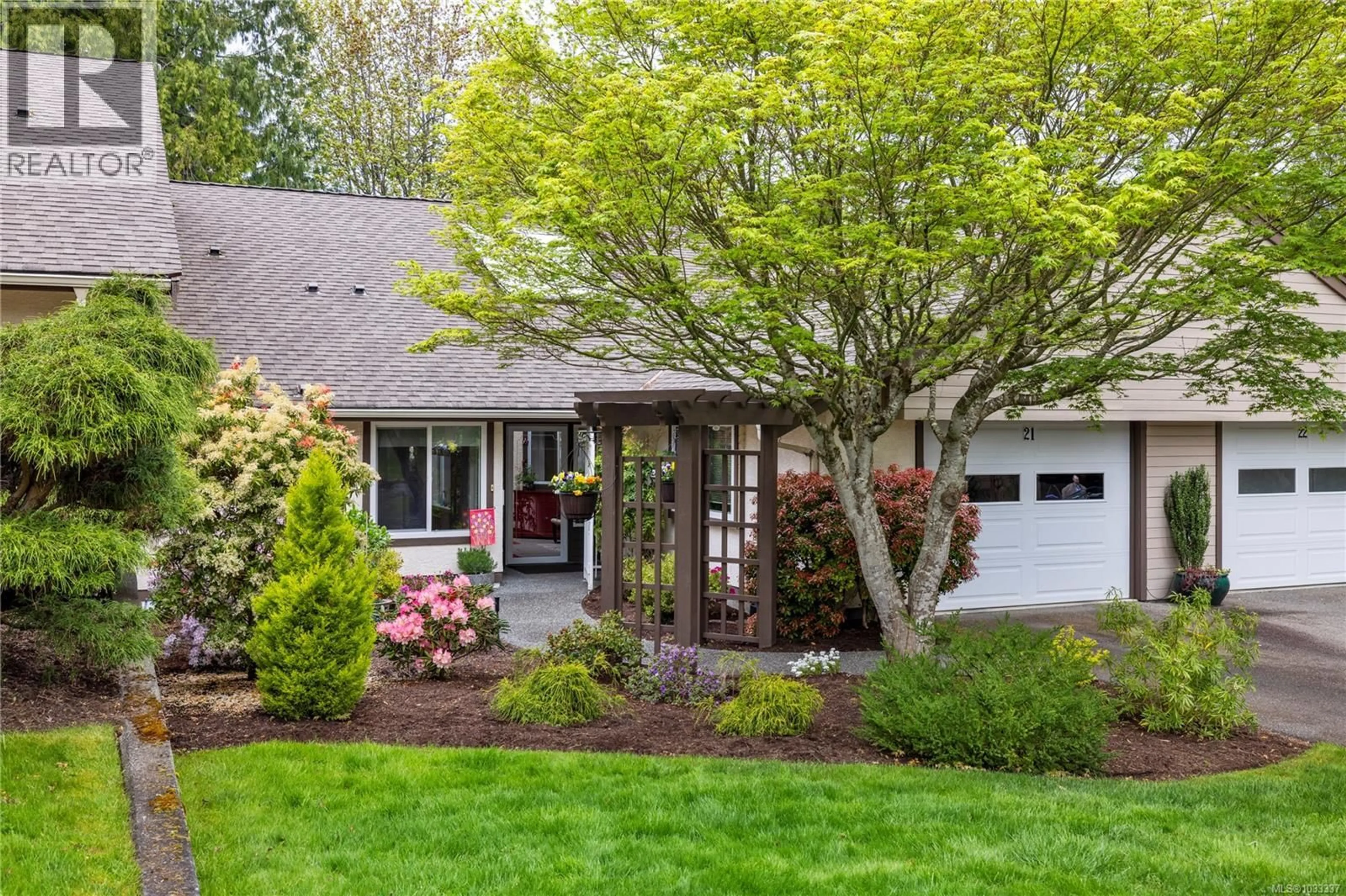 Home with vinyl exterior material, street for 21 - 885 BERWICK ROAD, Qualicum Beach British Columbia V9K1N7