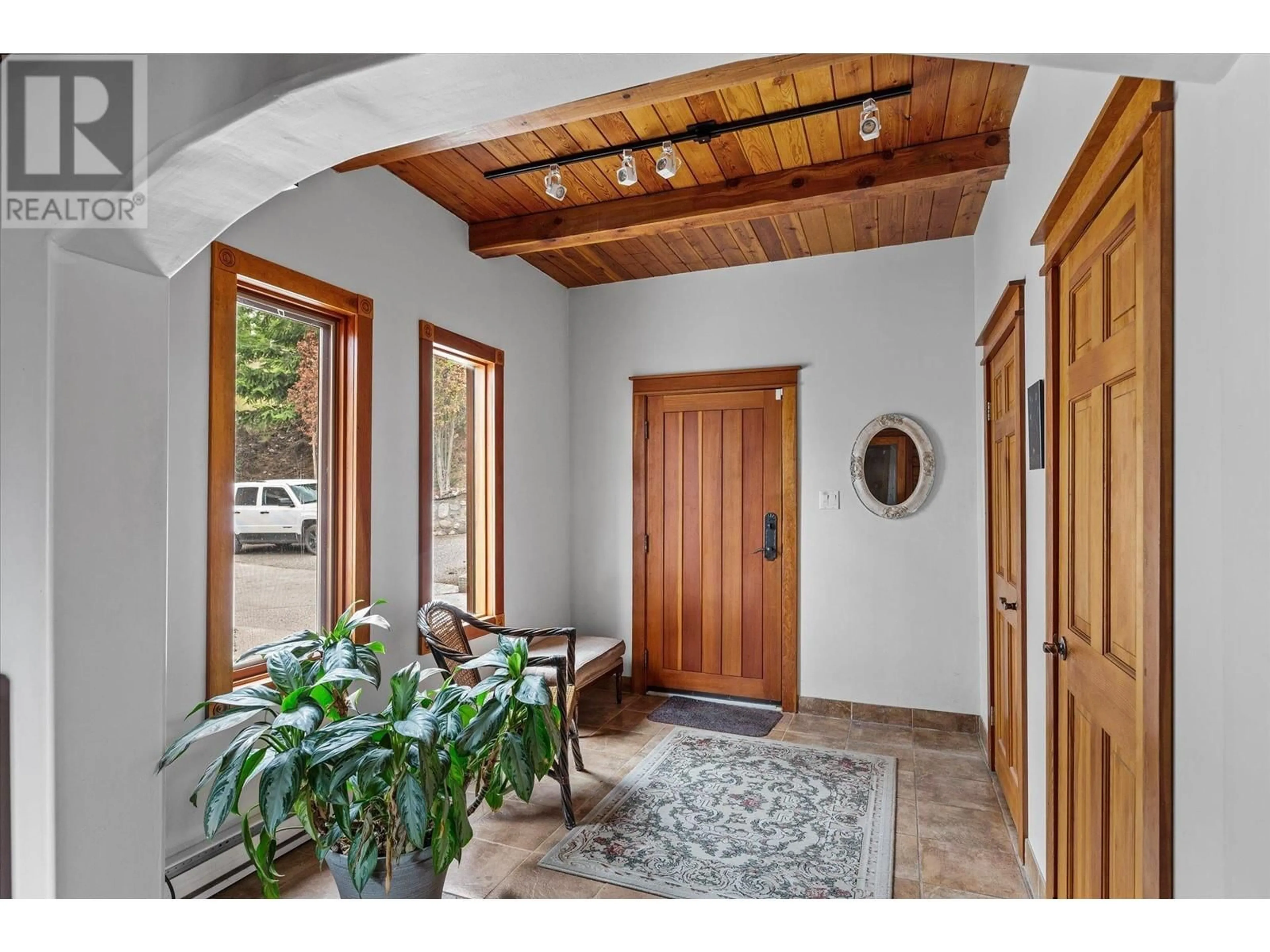 Indoor entryway for 362 Uplands Drive, Kelowna British Columbia V1W4S6