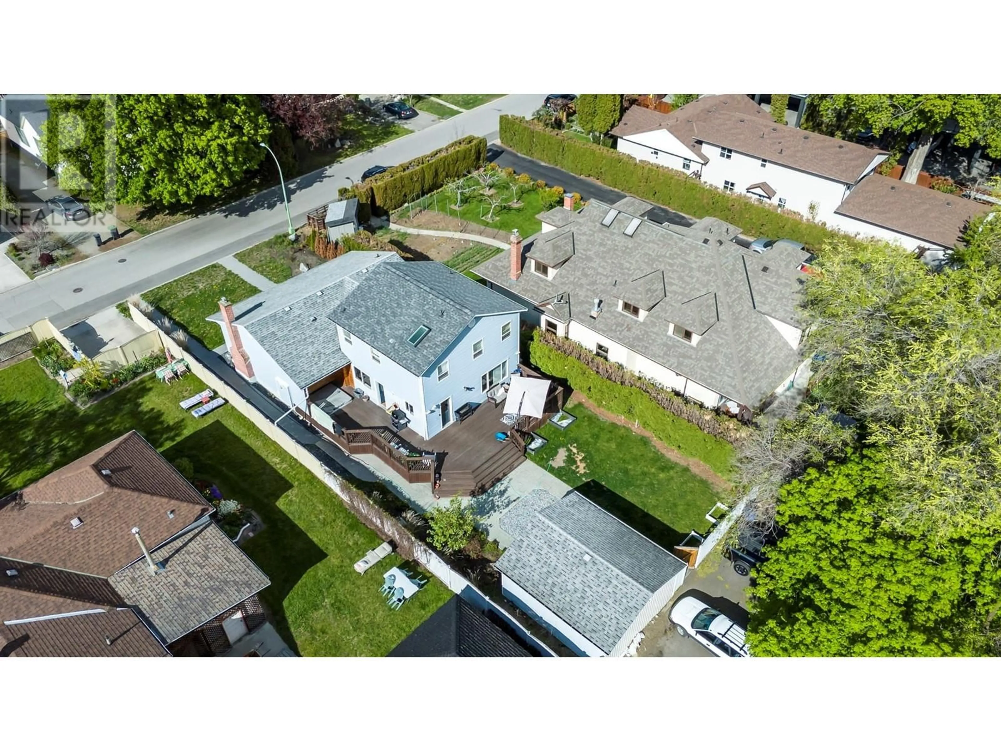 A pic from outside/outdoor area/front of a property/back of a property/a pic from drone, street for 633 Glenwood Avenue, Kelowna British Columbia V1Y5M2