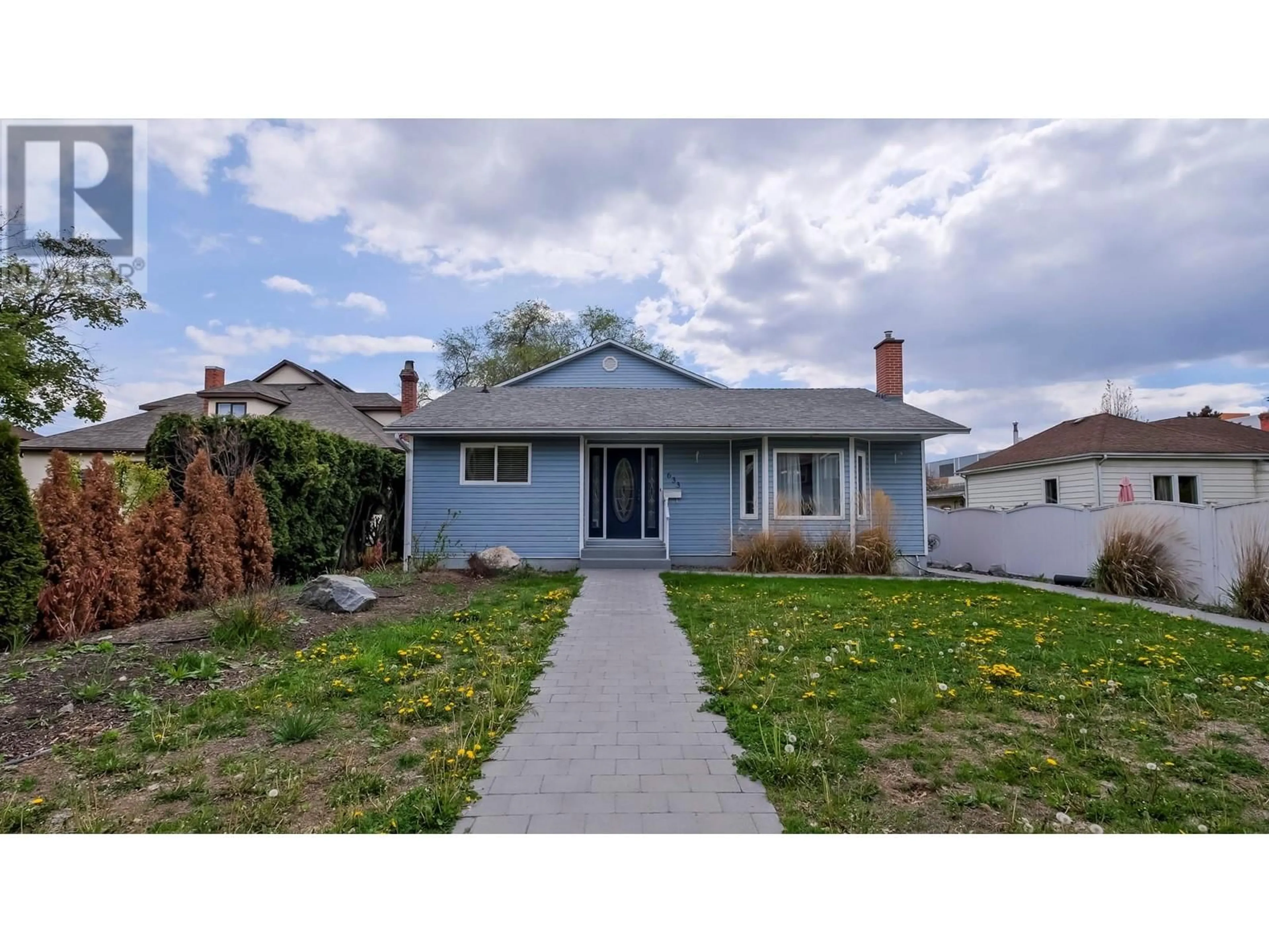 Home with vinyl exterior material, street for 633 Glenwood Avenue, Kelowna British Columbia V1Y5M2