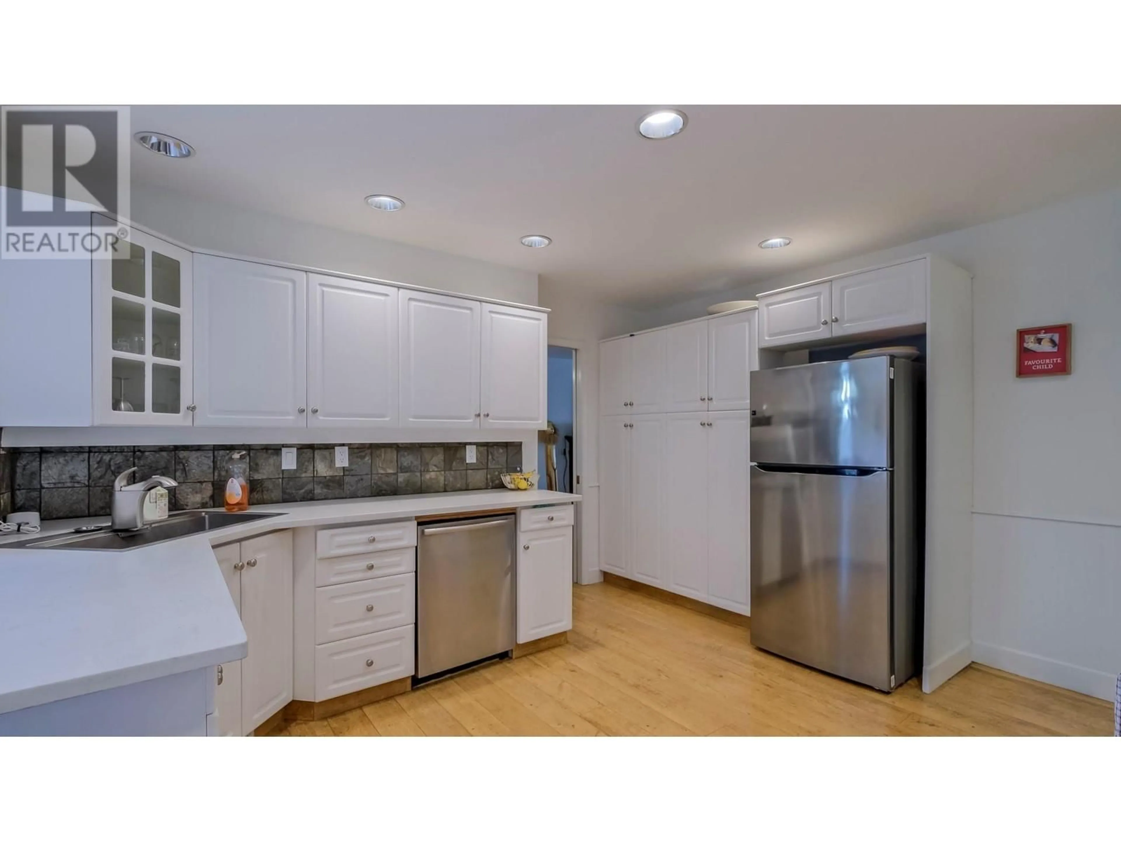 Standard kitchen, ceramic/tile floor for 633 Glenwood Avenue, Kelowna British Columbia V1Y5M2