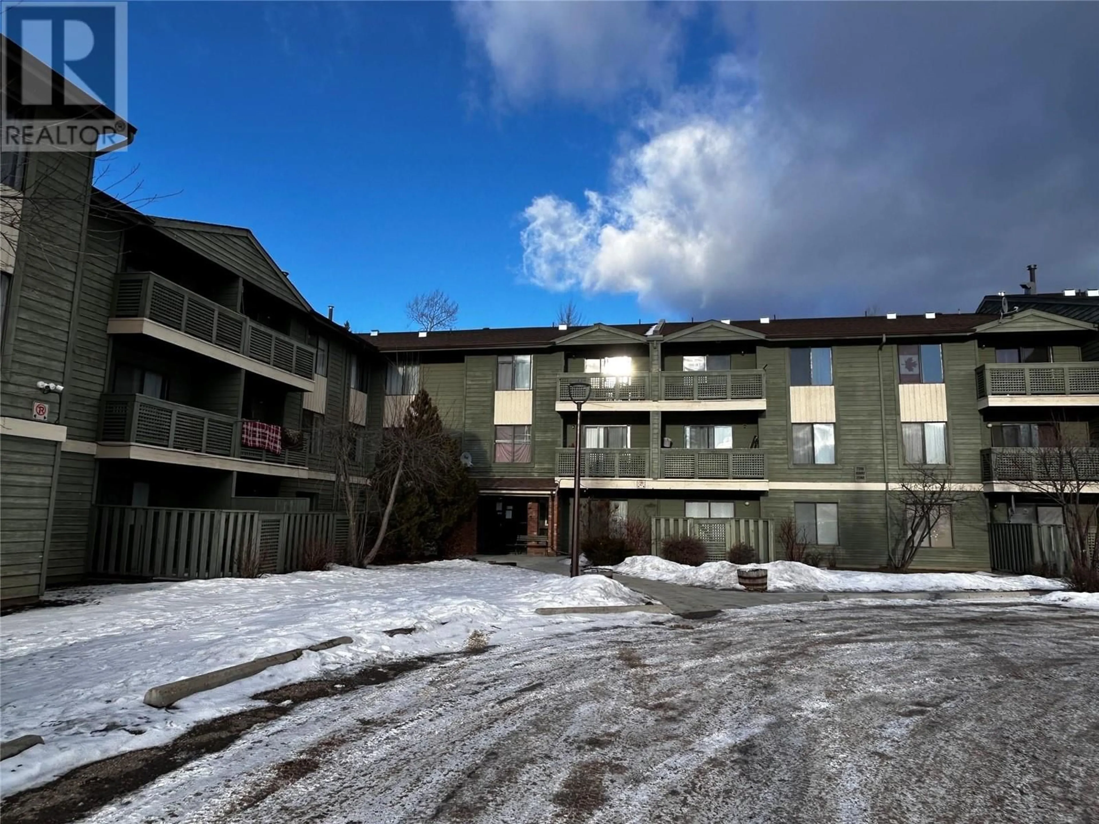 Patio, building for 185 Chamberlain Crescent Unit# 315, Tumbler Ridge British Columbia V0C2W0