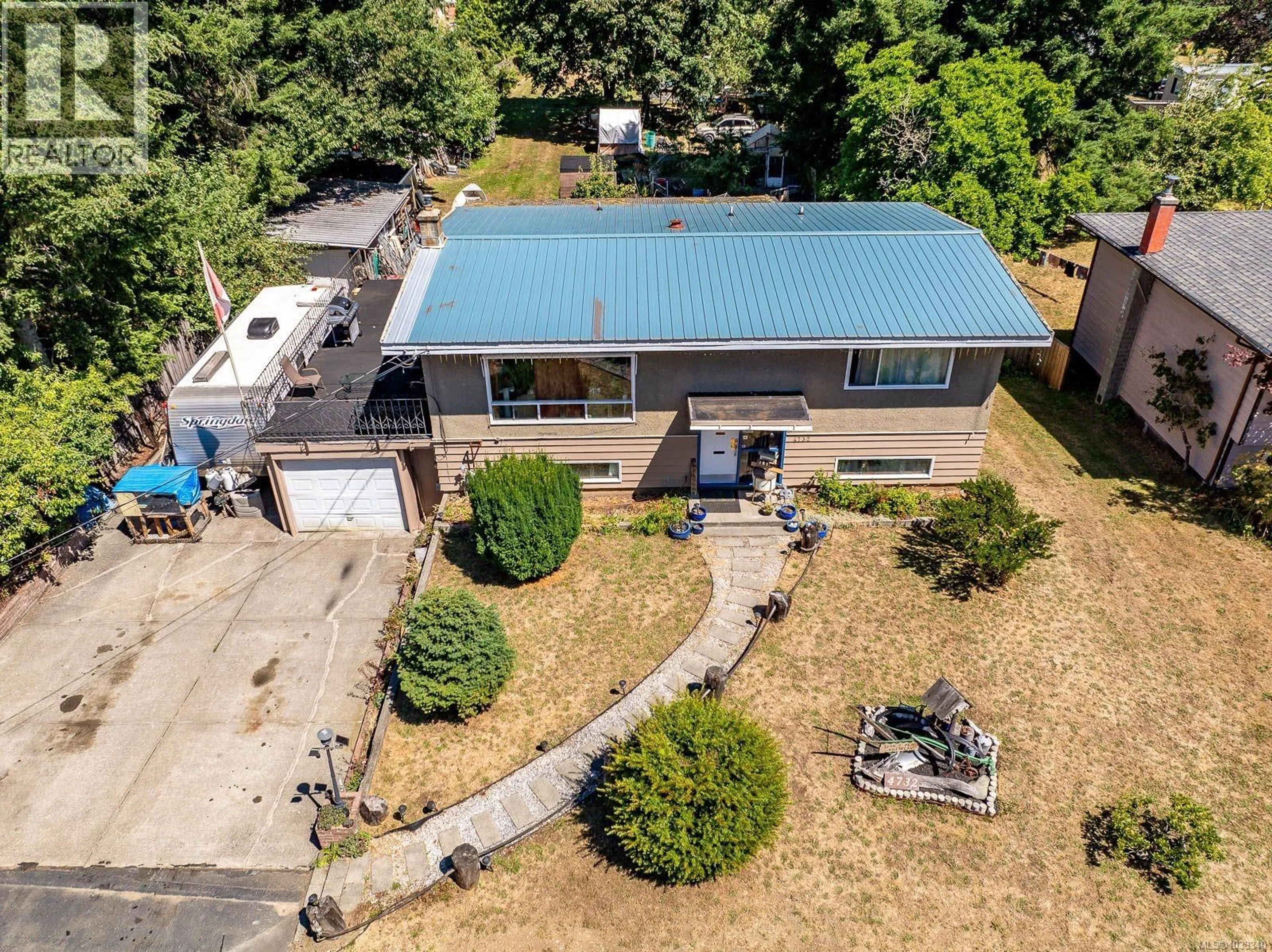 A pic from outside/outdoor area/front of a property/back of a property/a pic from drone, street for 4732 OAKRIDGE DRIVE, Courtenay British Columbia V9N6A8