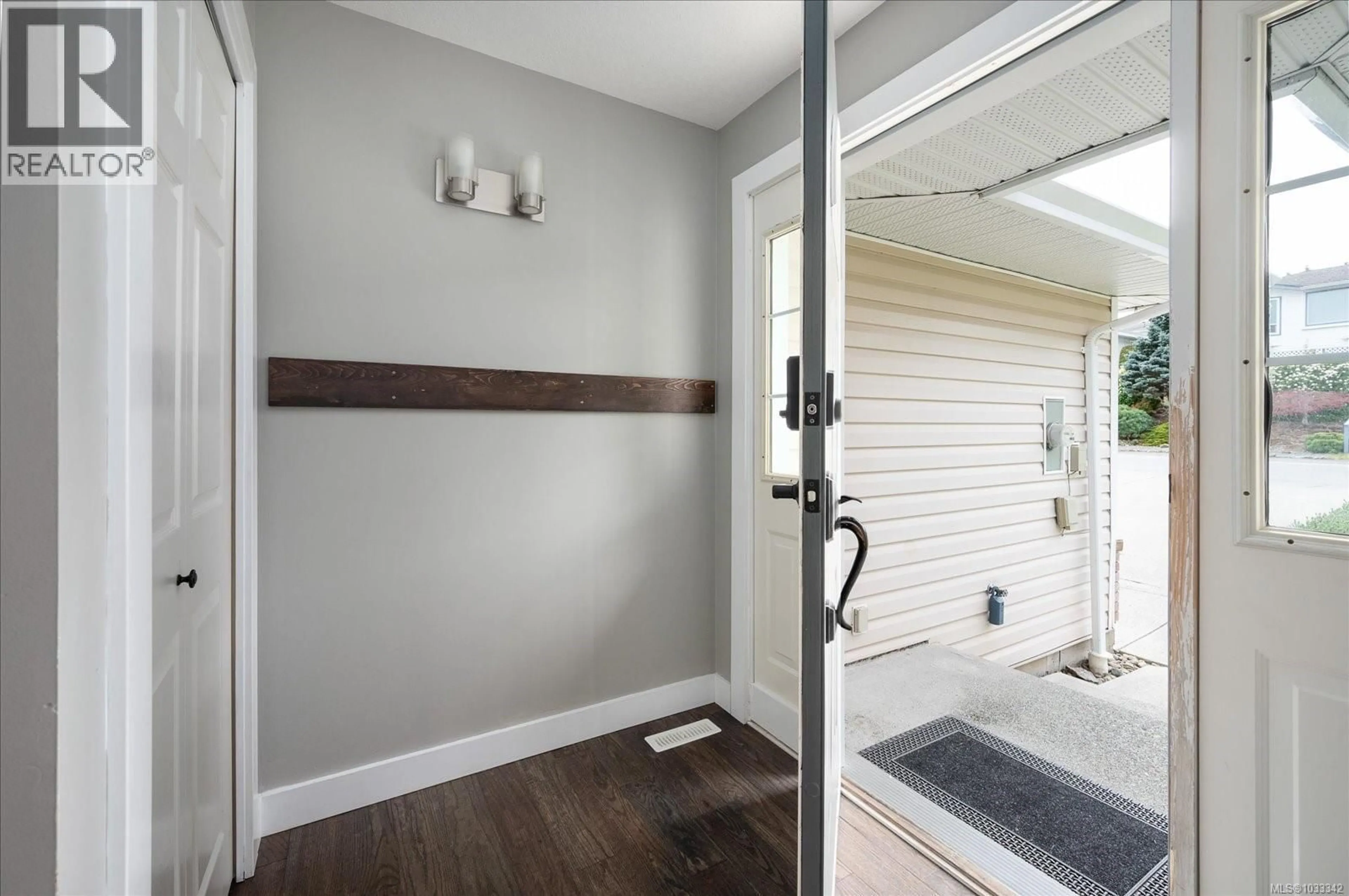 Indoor entryway for 5701 MALIBU TERRACE, Nanaimo British Columbia V9T5W7