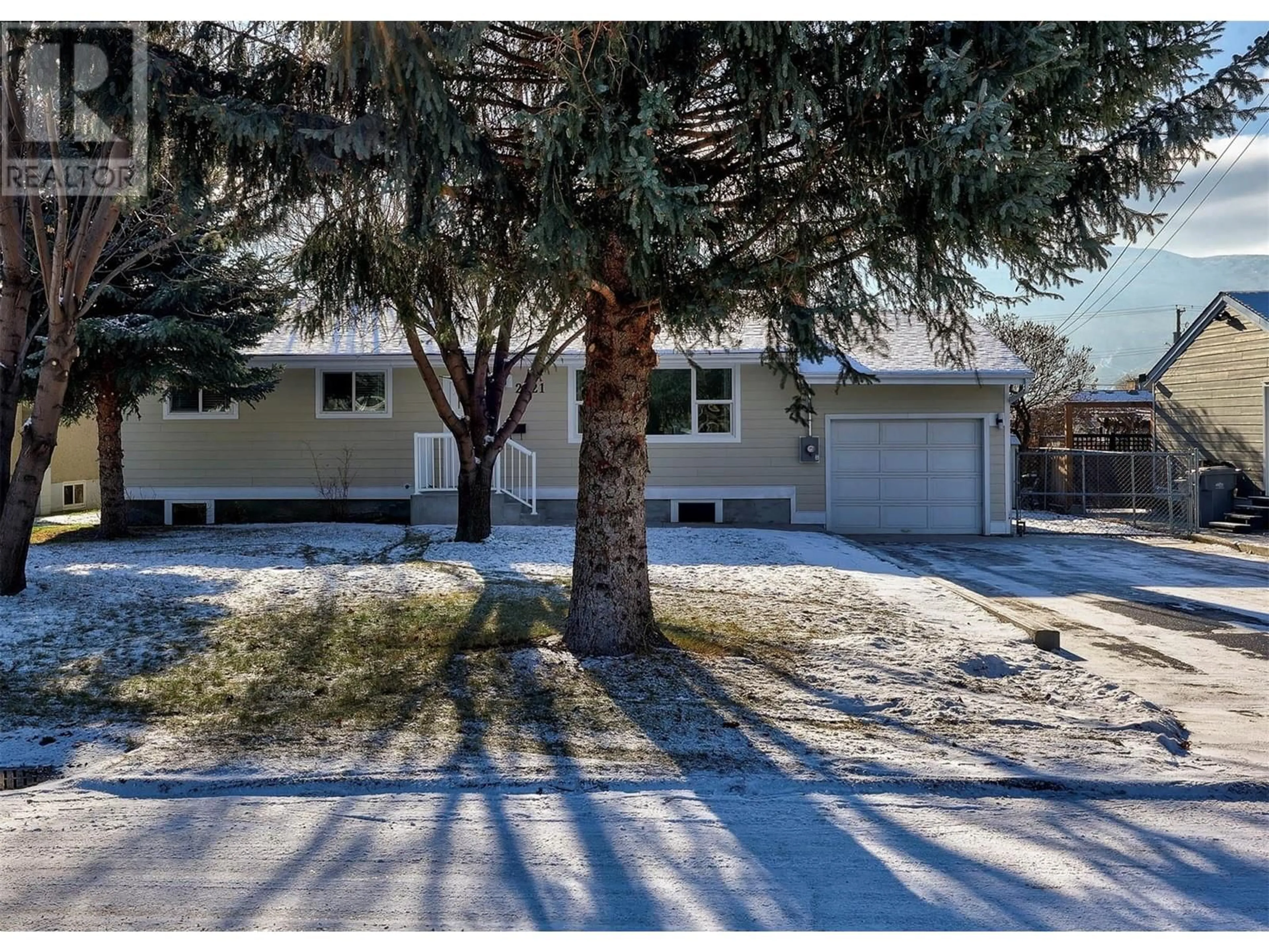 Home with vinyl exterior material, street for 2521 Glenview Avenue, Kamloops British Columbia V2B4L5