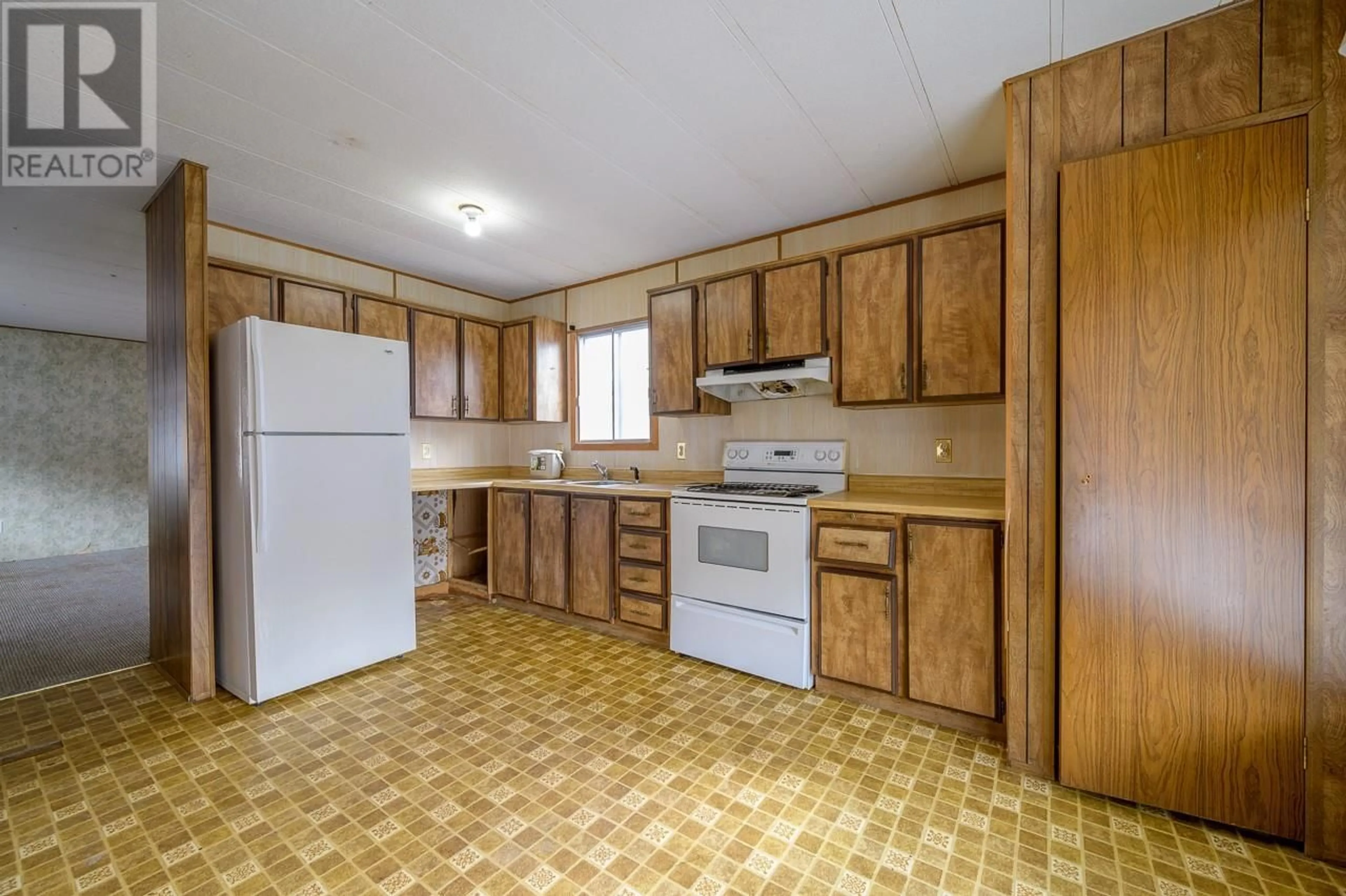 Standard kitchen, unknown for 2400 Oakdale Way Unit# 138, Kamloops British Columbia V2B6W7