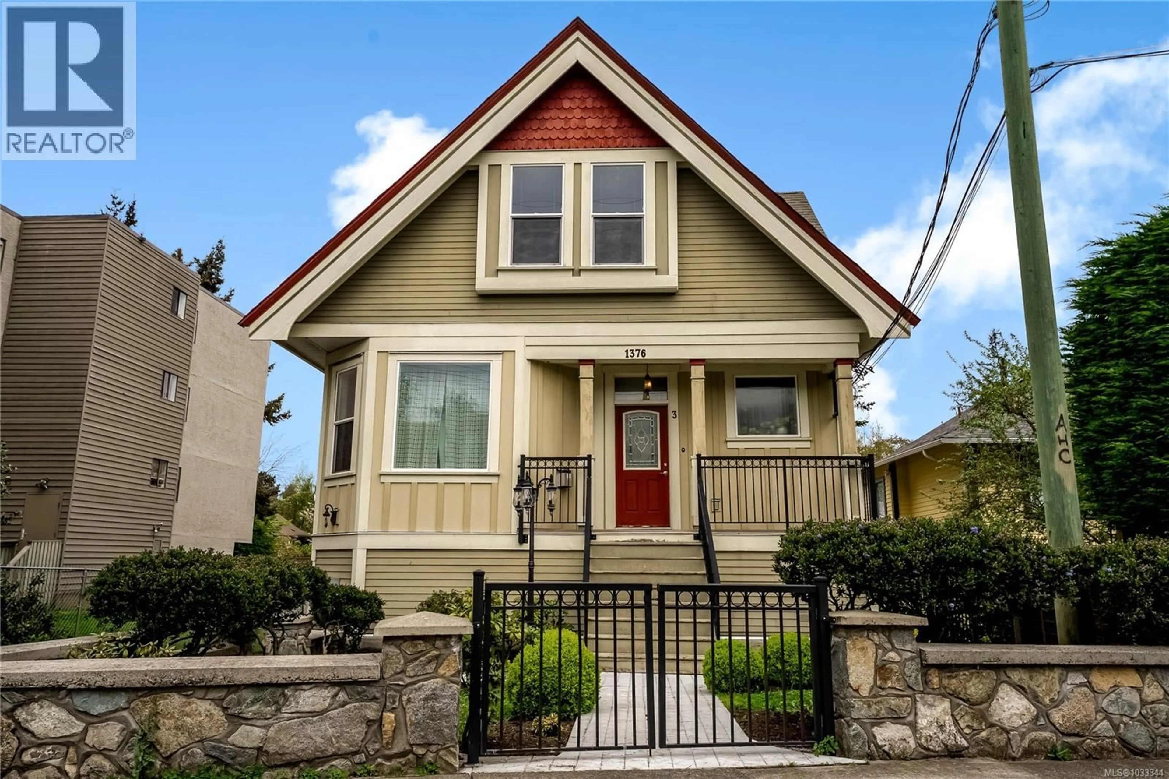 Home with vinyl exterior material, street for 3 - 1376 PANDORA AVENUE, Victoria British Columbia V8R1A3