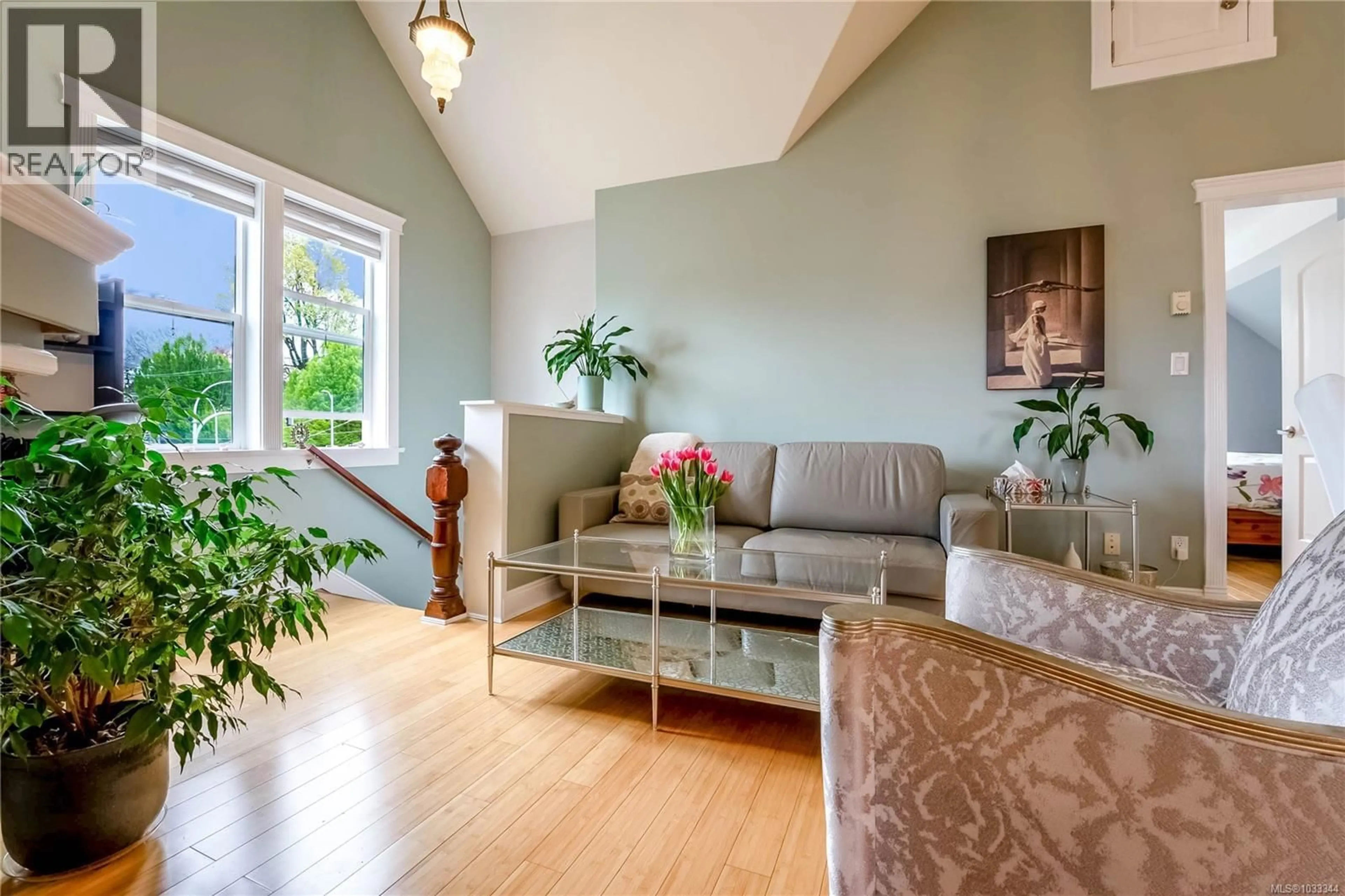 Living room with furniture, wood/laminate floor for 3 - 1376 PANDORA AVENUE, Victoria British Columbia V8R1A3