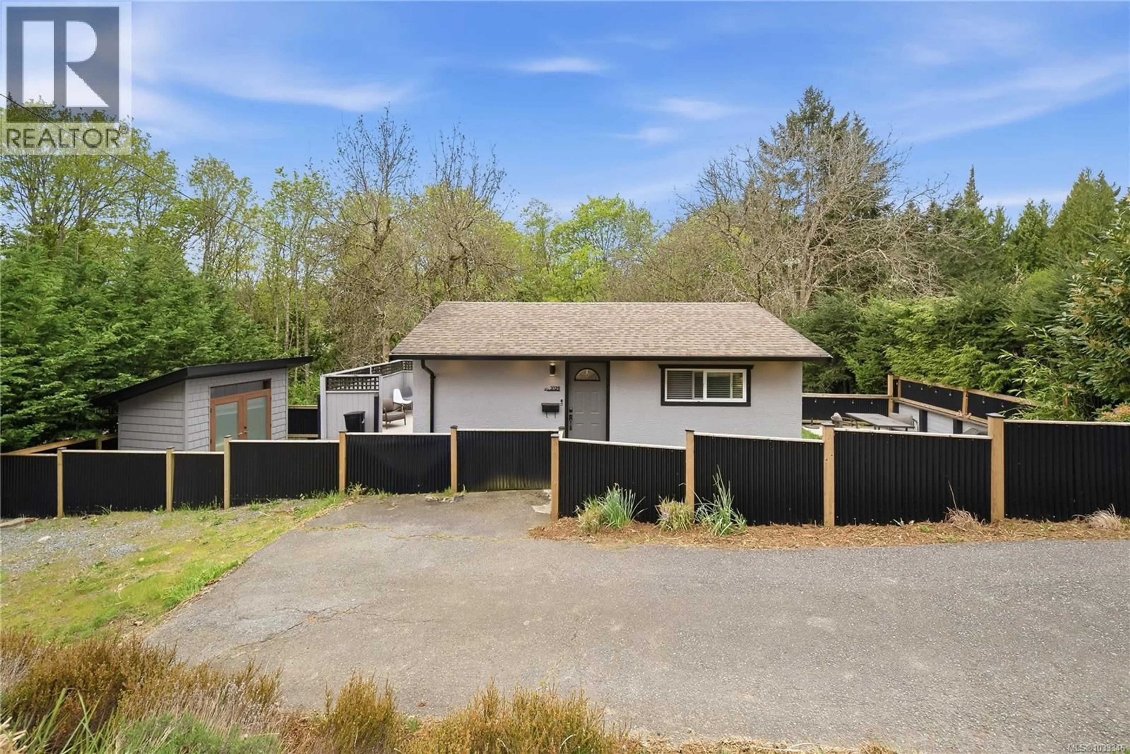 A pic from outside/outdoor area/front of a property/back of a property/a pic from drone, street for 3129 DEPARTURE BAY ROAD, Nanaimo British Columbia V9T1B6