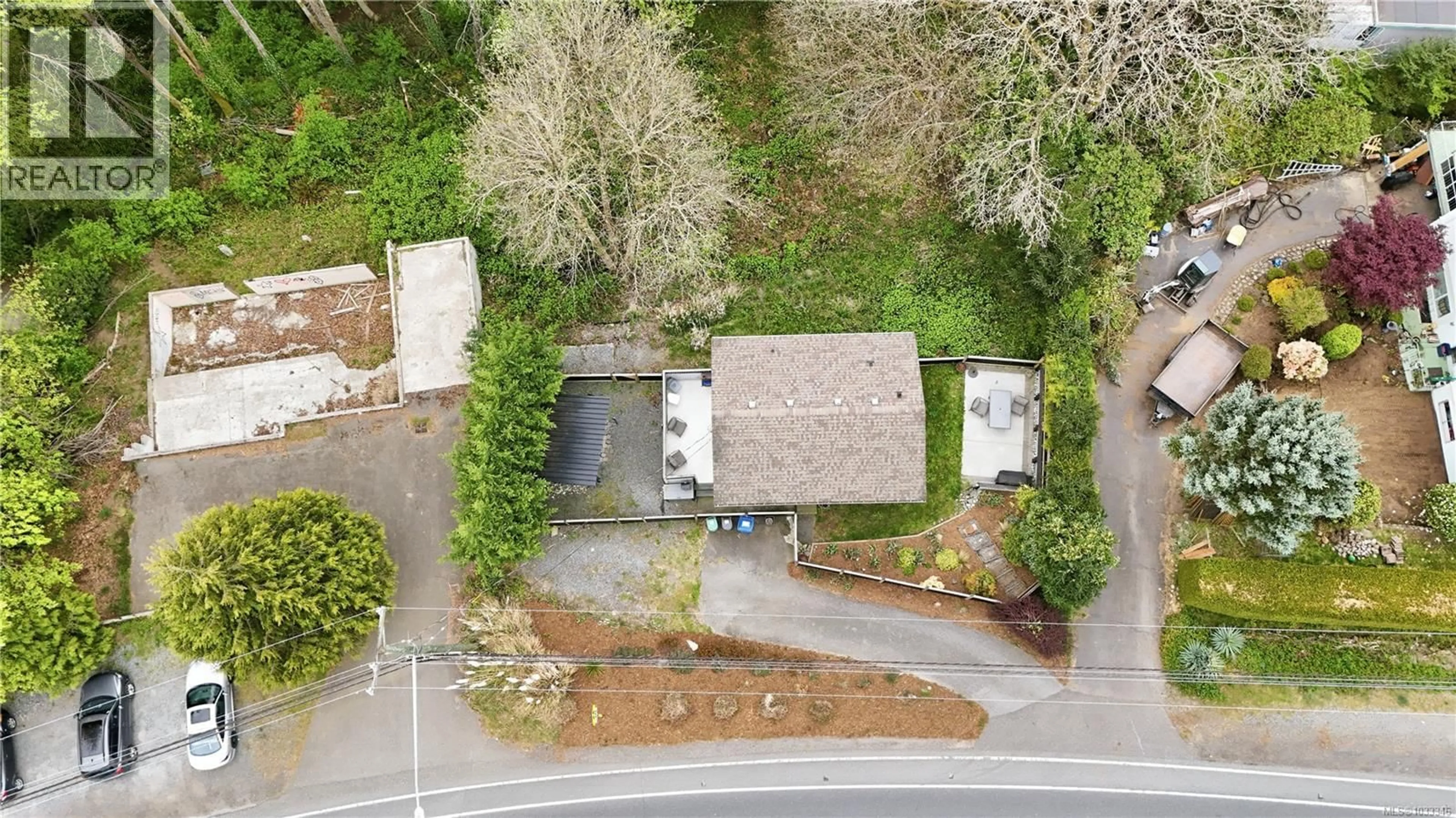A pic from outside/outdoor area/front of a property/back of a property/a pic from drone, street for 3129 DEPARTURE BAY ROAD, Nanaimo British Columbia V9T1B6