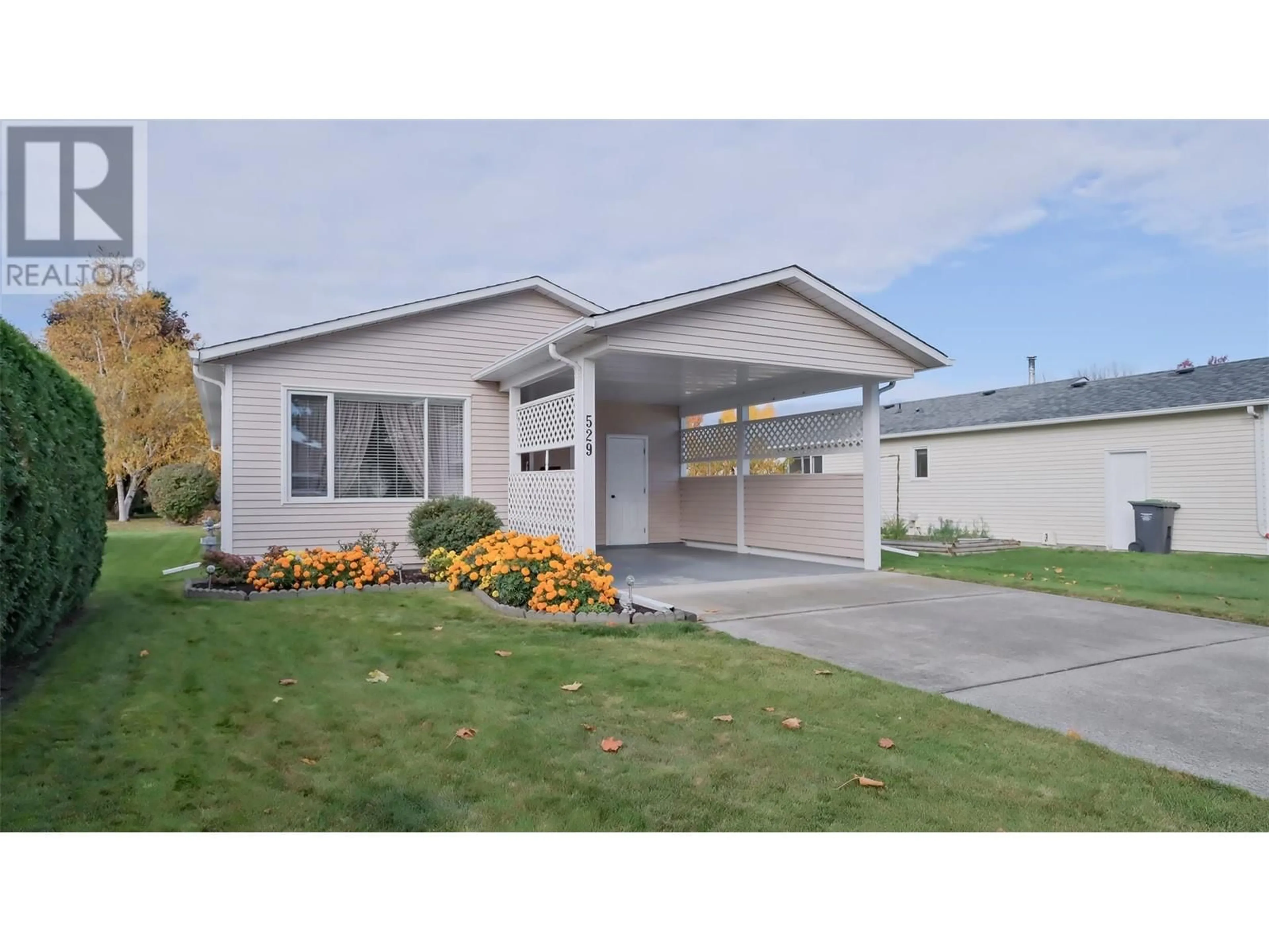 Home with vinyl exterior material, street for 1255 Raymer Avenue Unit# 529, Kelowna British Columbia V1W3S3