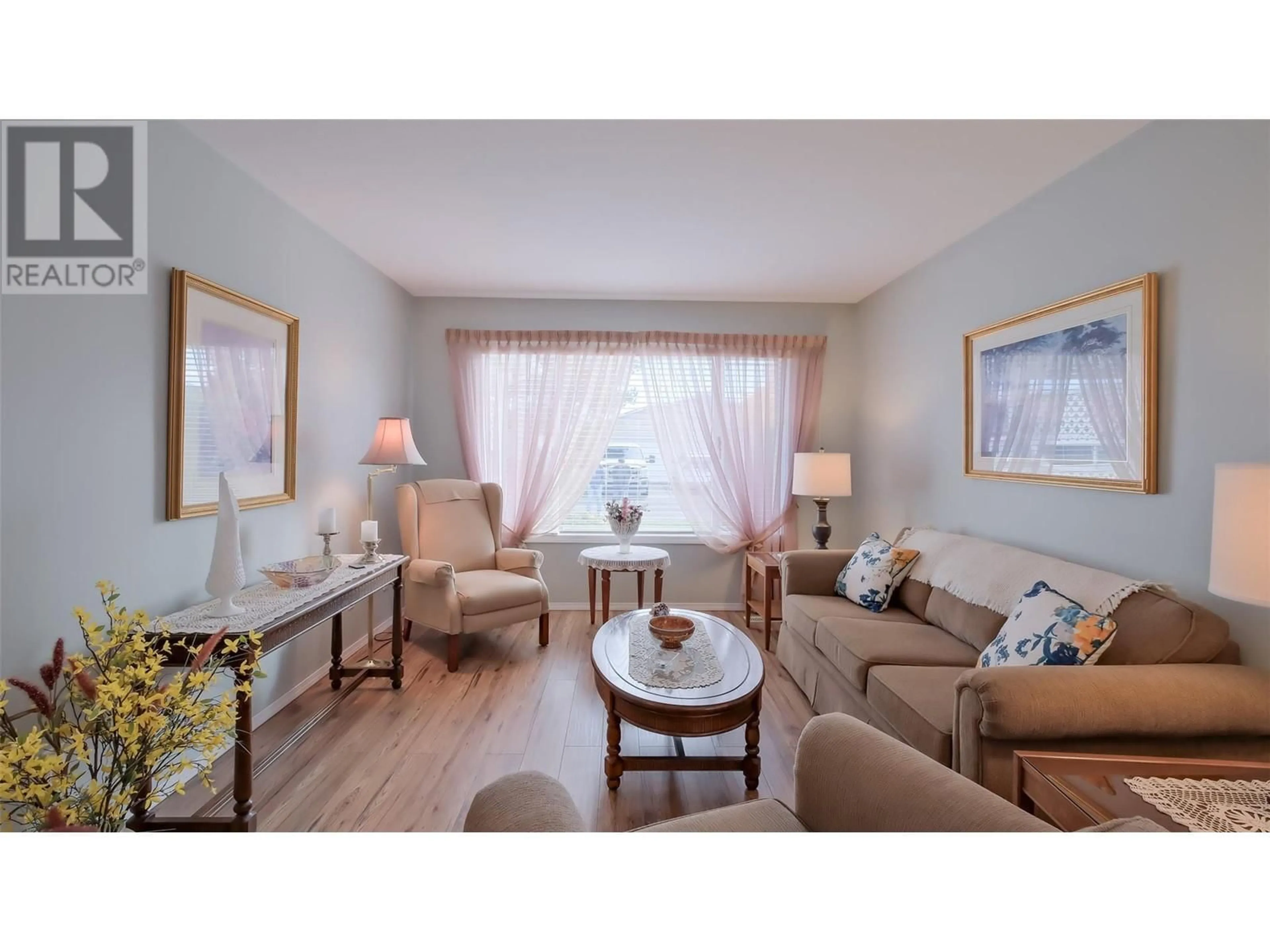 Living room with furniture, wood/laminate floor for 1255 Raymer Avenue Unit# 529, Kelowna British Columbia V1W3S3