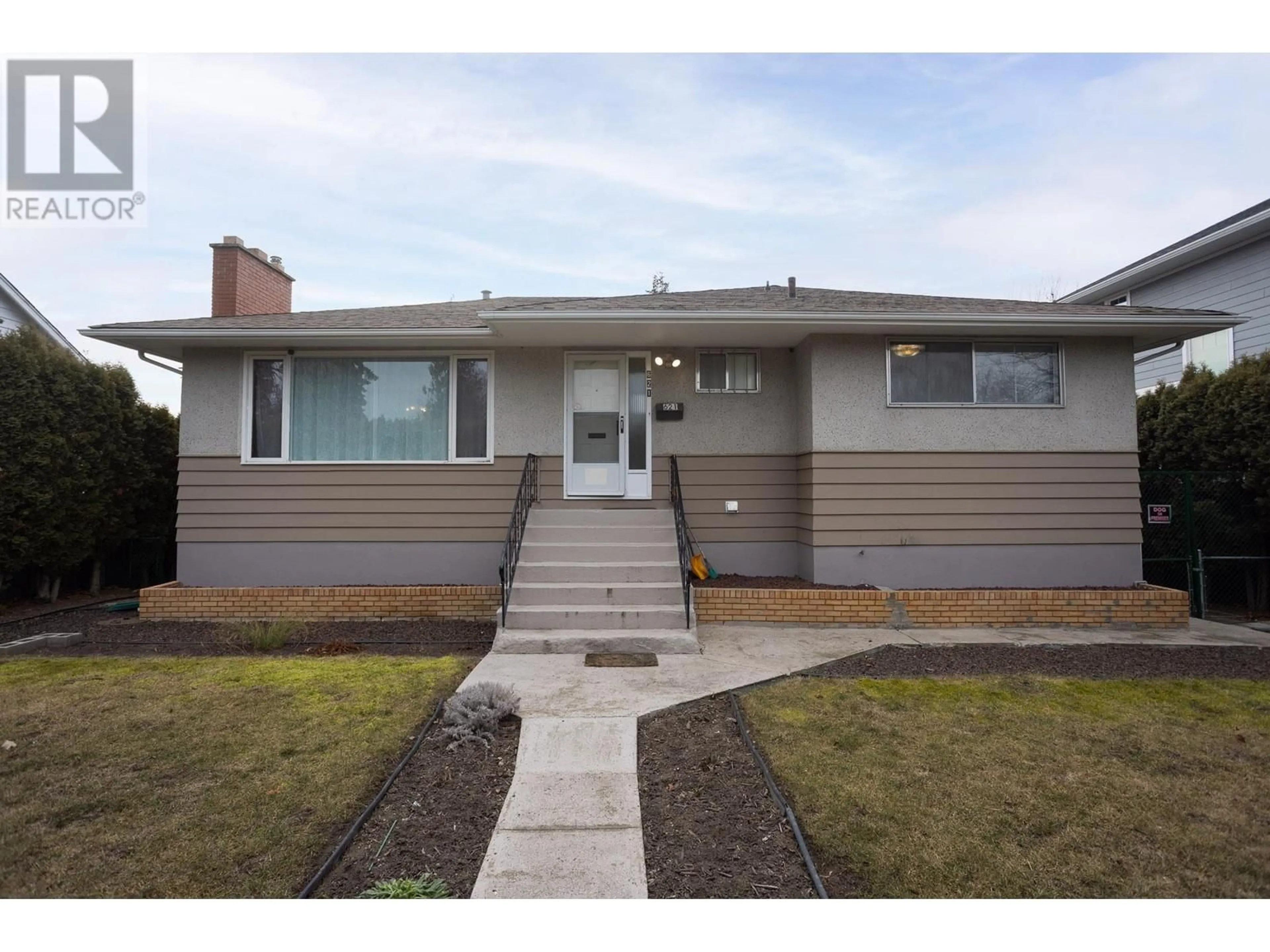 Home with vinyl exterior material, street for 621 Morrison Avenue, Kelowna British Columbia V1Y5E4