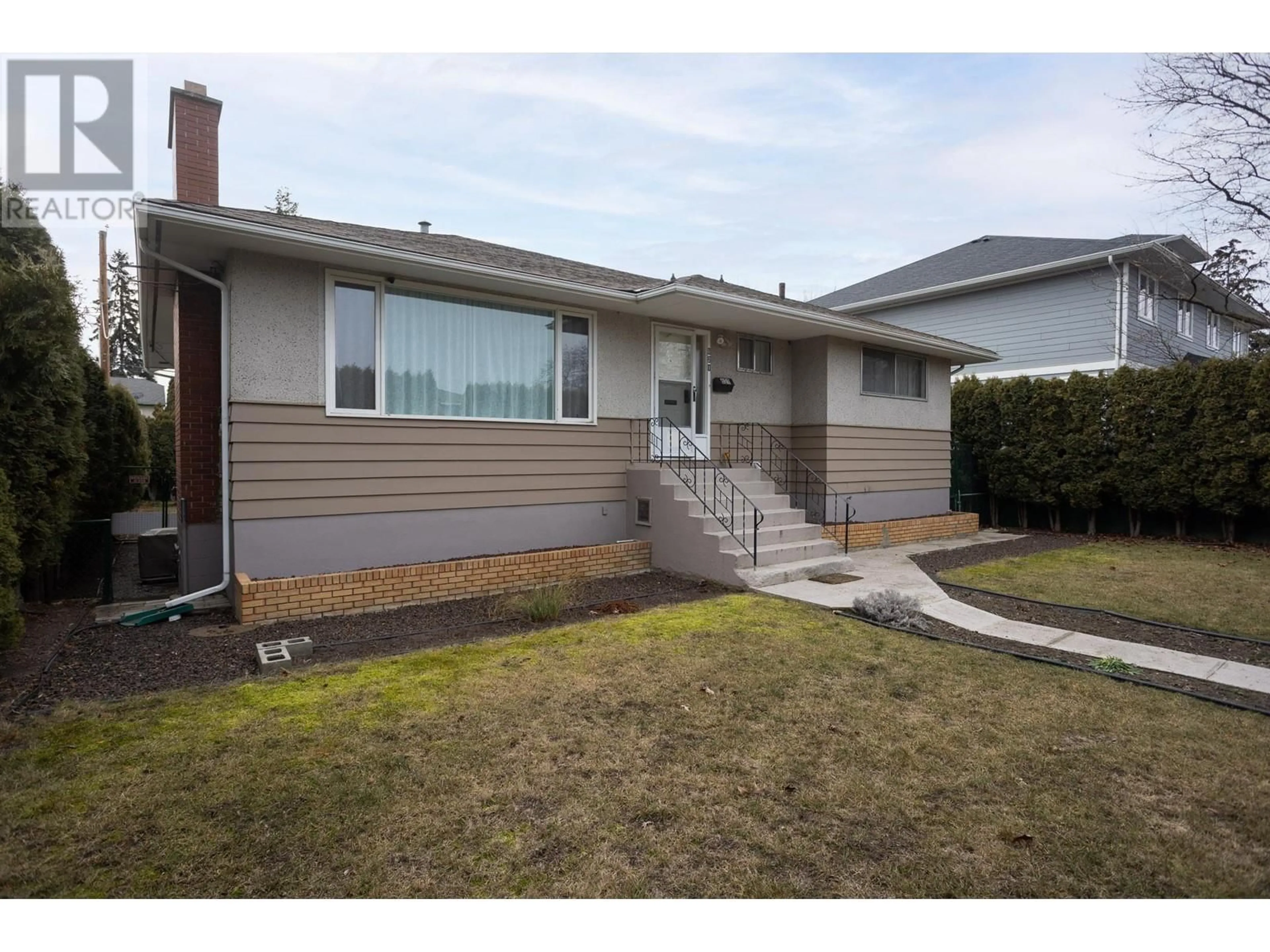 Home with vinyl exterior material, street for 621 Morrison Avenue, Kelowna British Columbia V1Y5E4