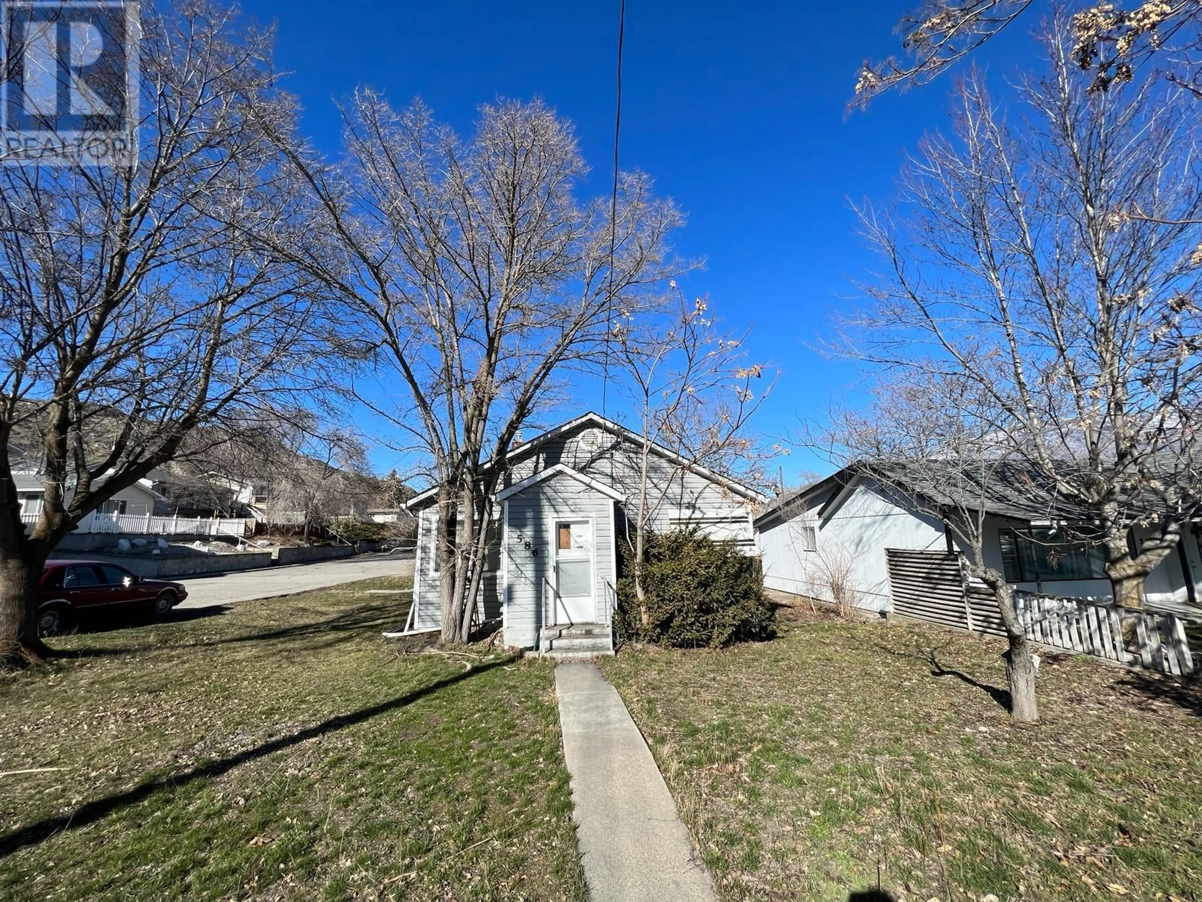 A pic from outside/outdoor area/front of a property/back of a property/a pic from drone, street for 586 SCHOOL AVENUE, Oliver British Columbia V0H1T0