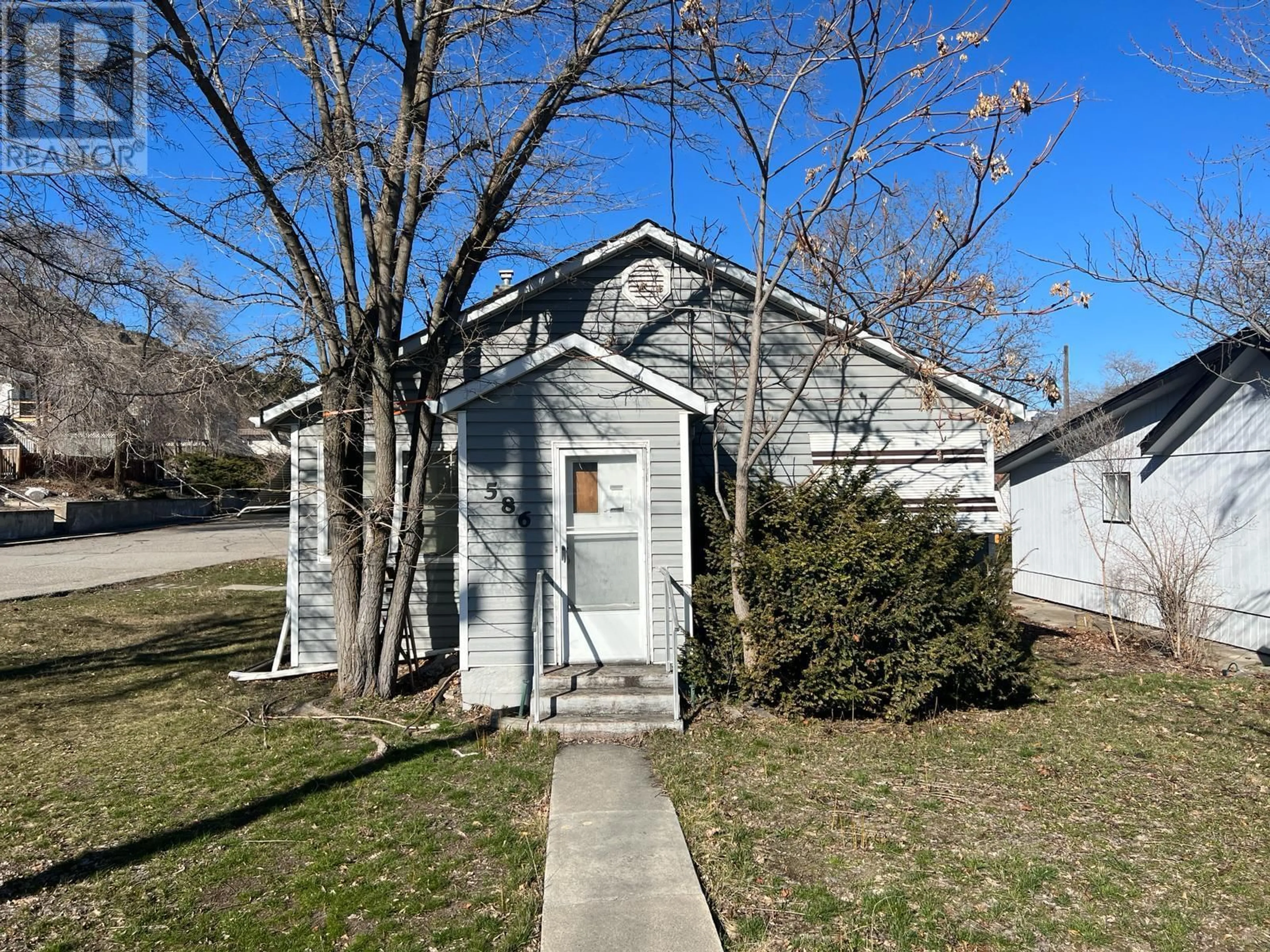 A pic from outside/outdoor area/front of a property/back of a property/a pic from drone, street for 586 SCHOOL AVENUE, Oliver British Columbia V0H1T0