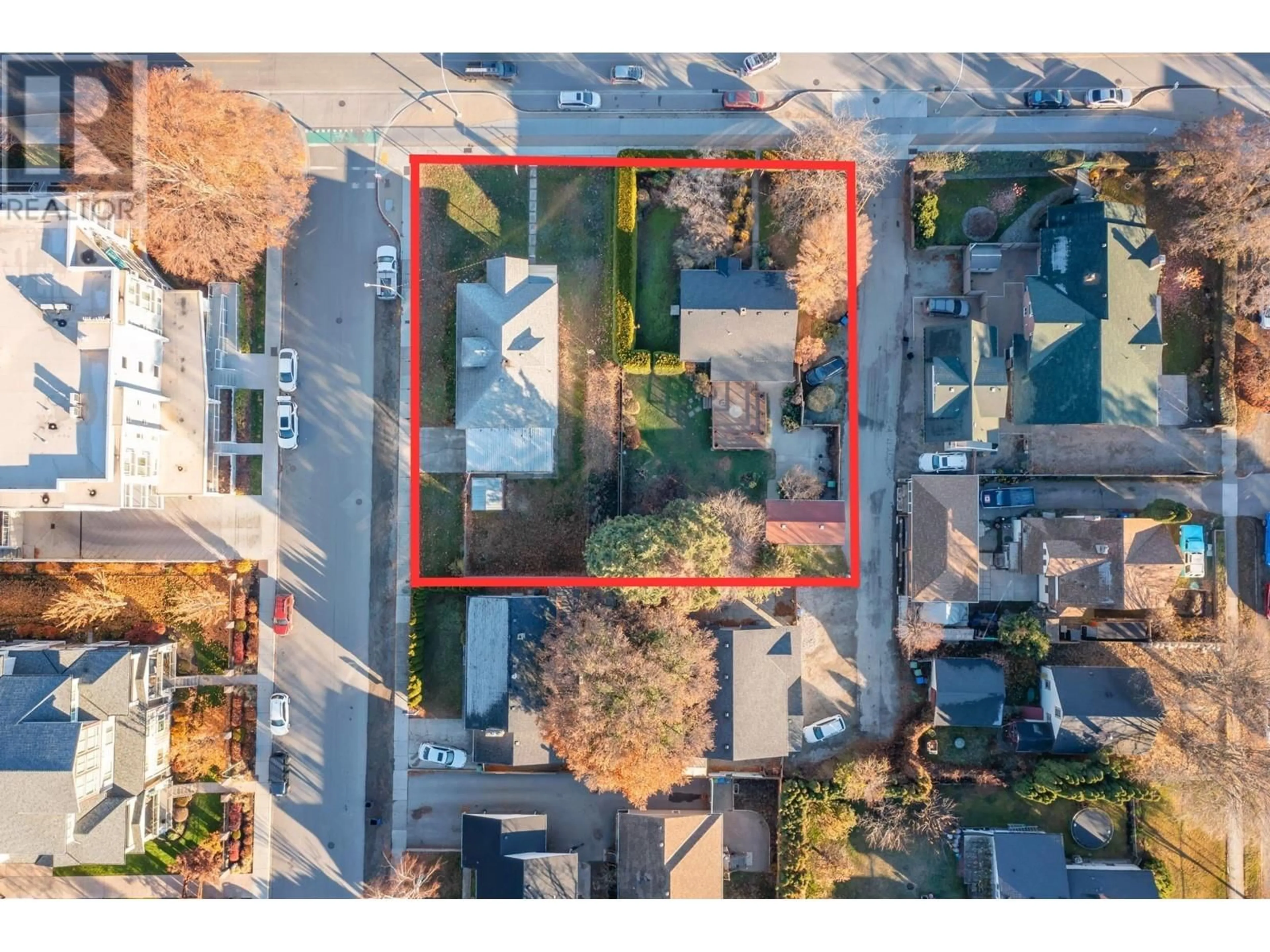A pic from outside/outdoor area/front of a property/back of a property/a pic from drone, street for 1770, 1754 ETHEL STREET, Kelowna British Columbia V1Y2Y9