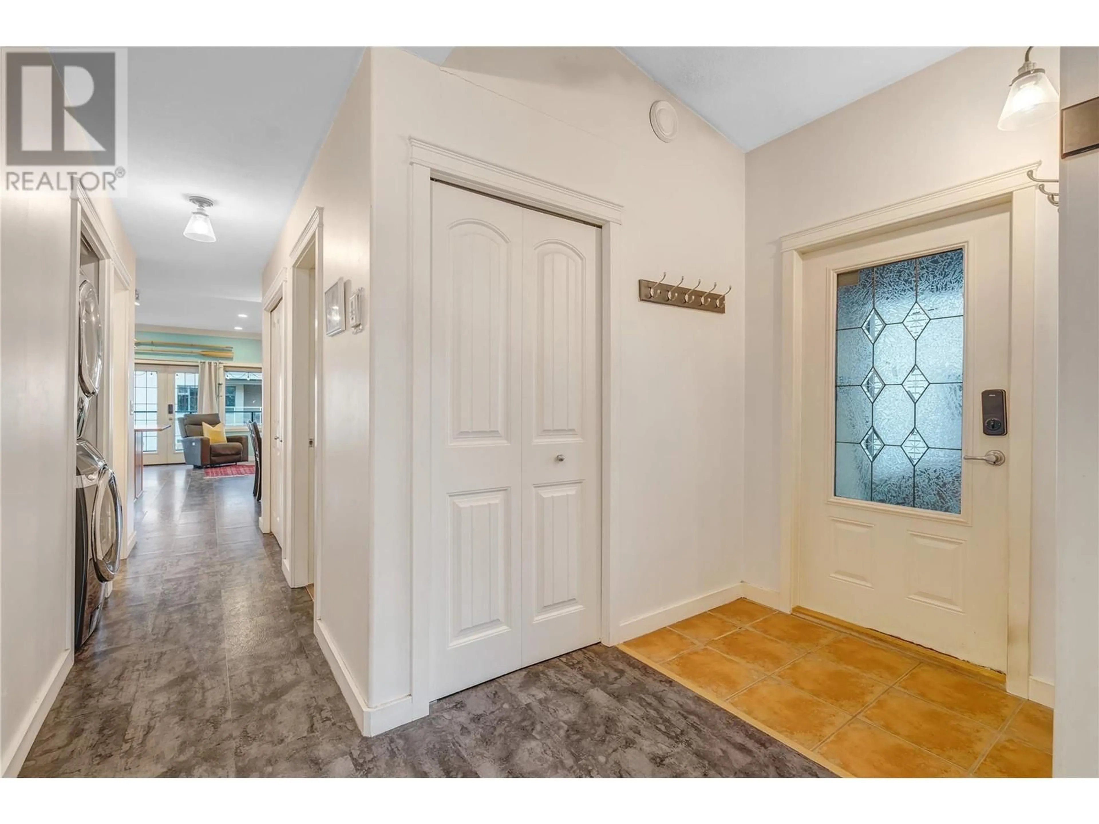 Indoor entryway for 109 Van Horne Street Unit# 201, Penticton British Columbia V2A4K1