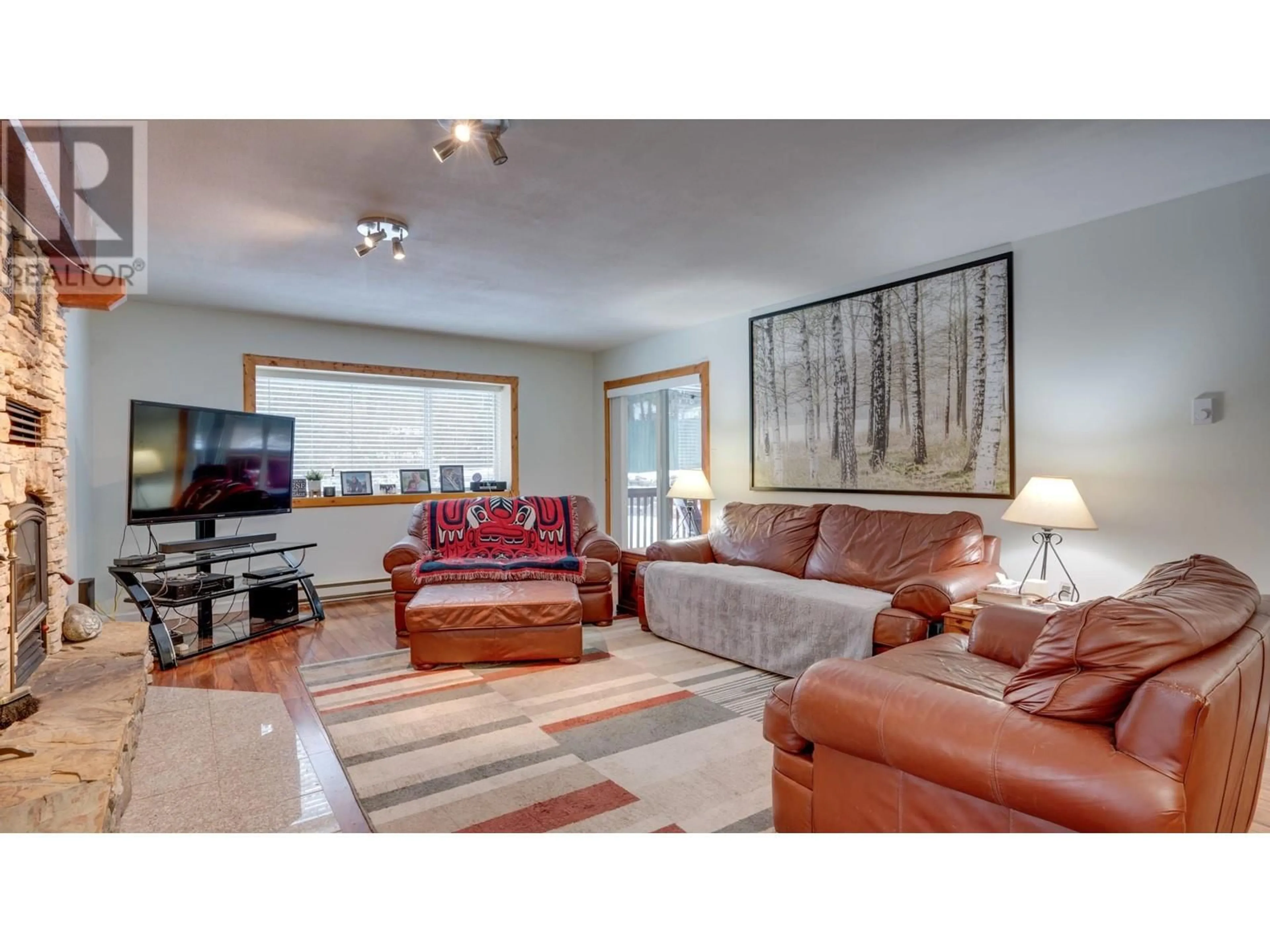Living room with furniture, unknown for 810 FIRWOOD ROAD, Kelowna British Columbia V1Z3V5