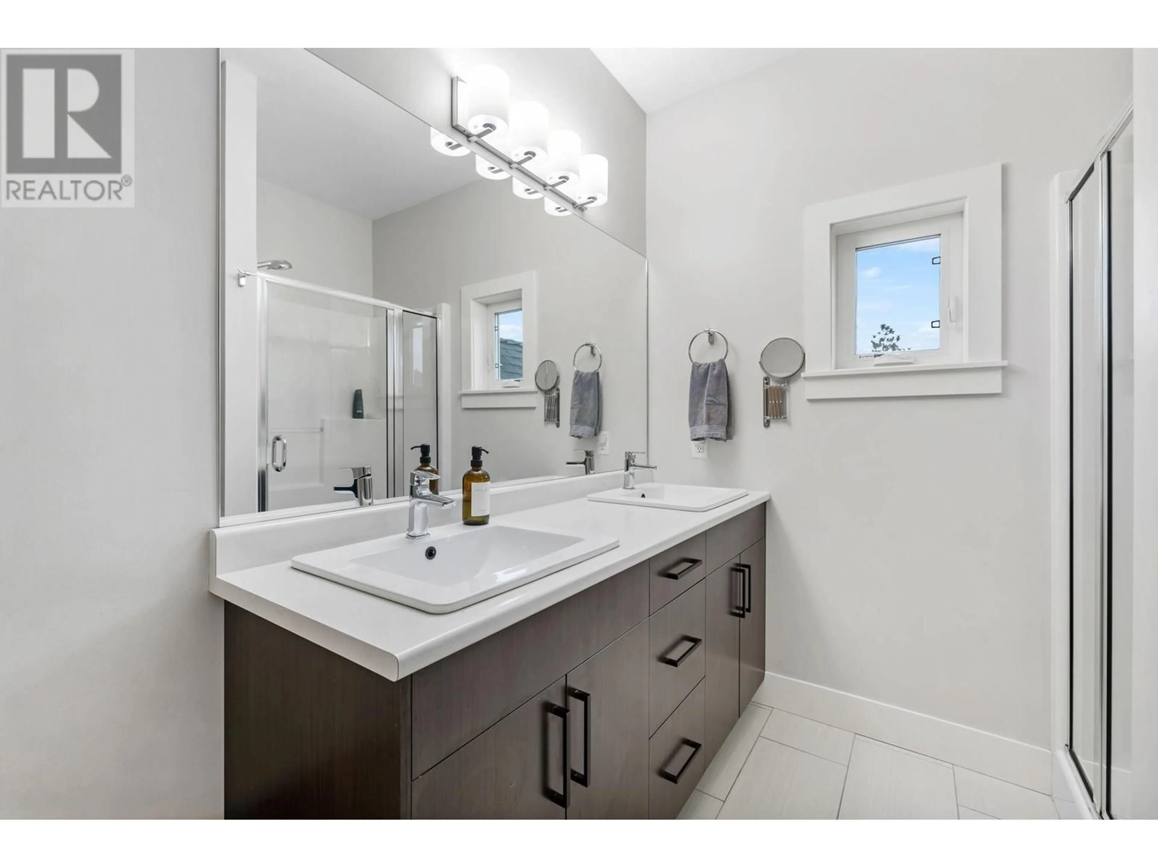 Contemporary bathroom, ceramic/tile floor for 9 - 1450 UNION ROAD, Kelowna British Columbia V1V3E1