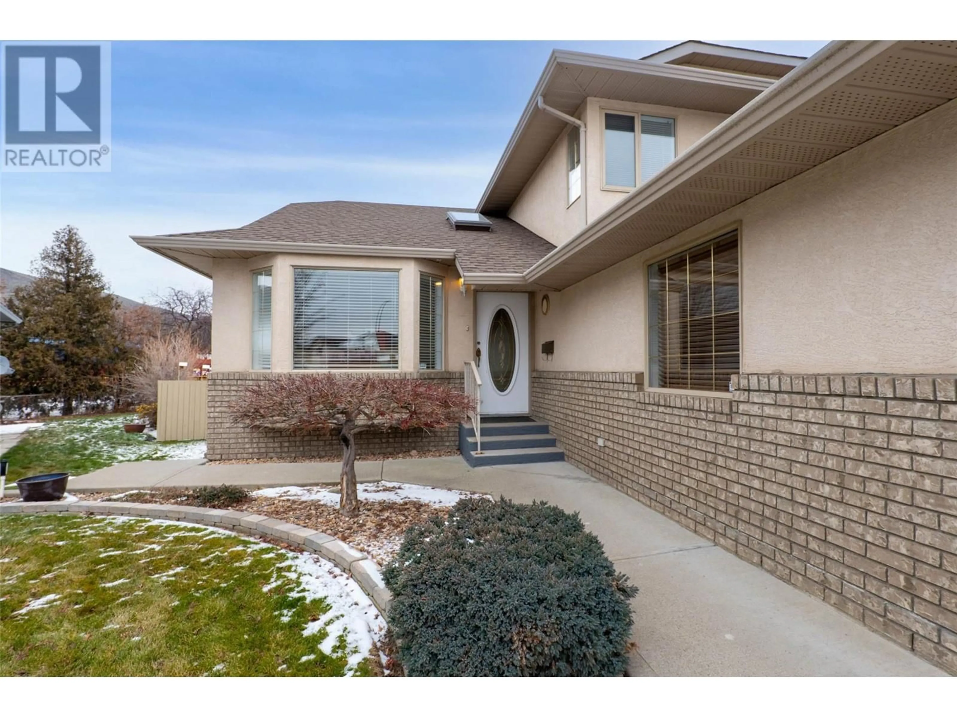 Home with brick exterior material, street for 1095 LINCOLN COURT, Kamloops British Columbia V2B8L5