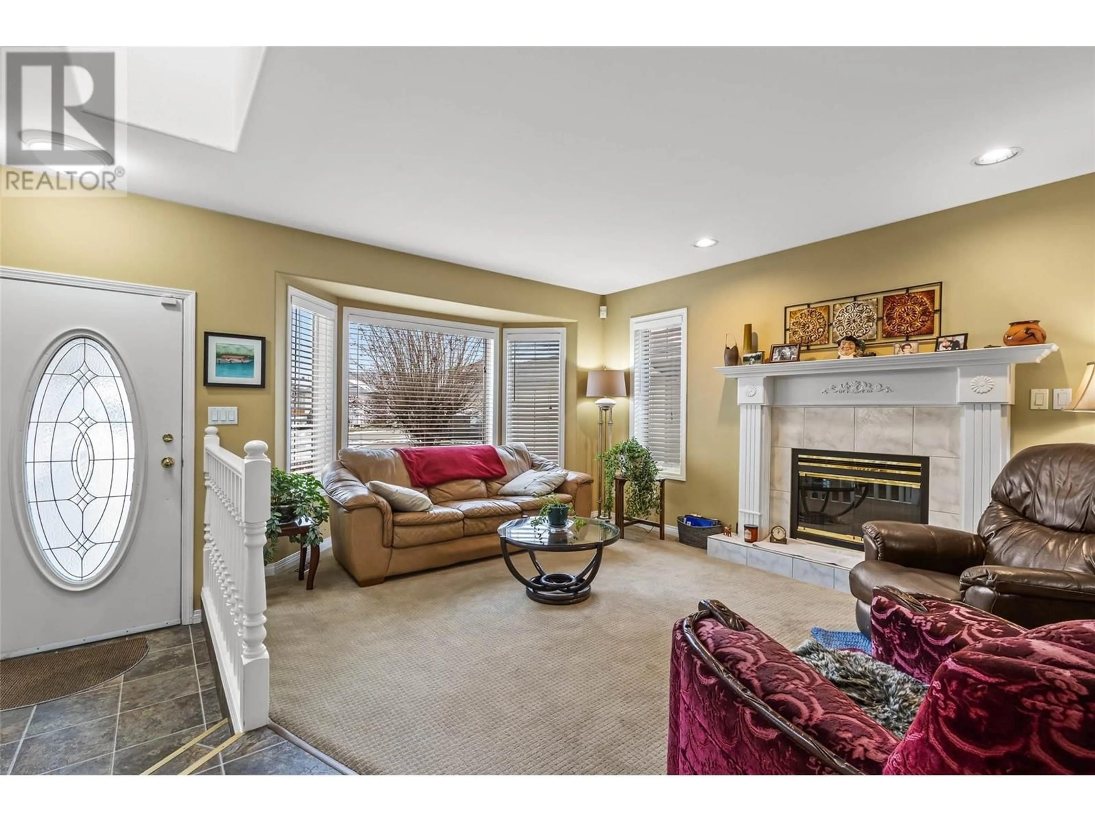 Living room with furniture, unknown for 1095 LINCOLN COURT, Kamloops British Columbia V2B8L5
