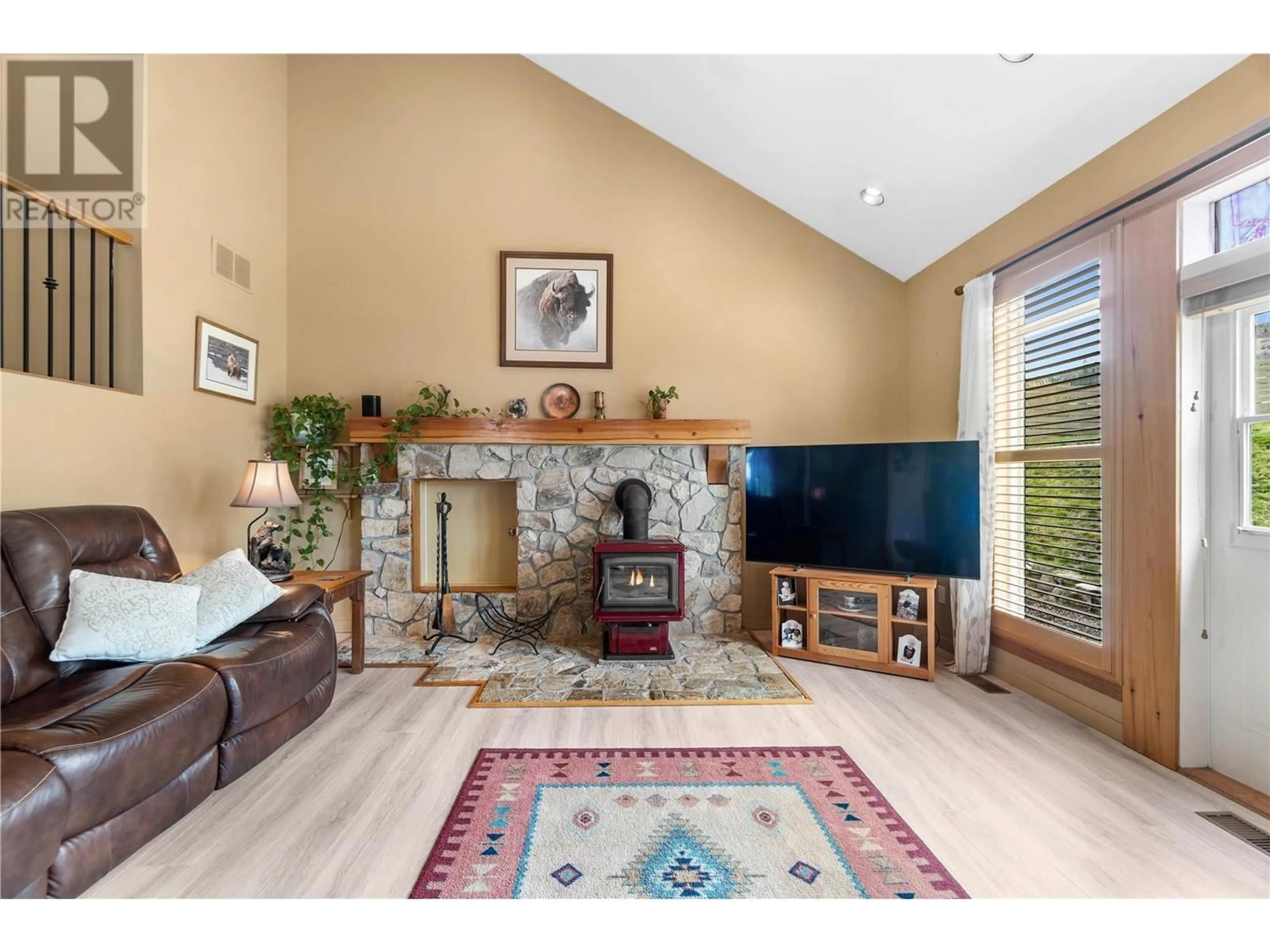 Living room with furniture, unknown for 305 Tanager Drive, Kelowna British Columbia V1W4K5