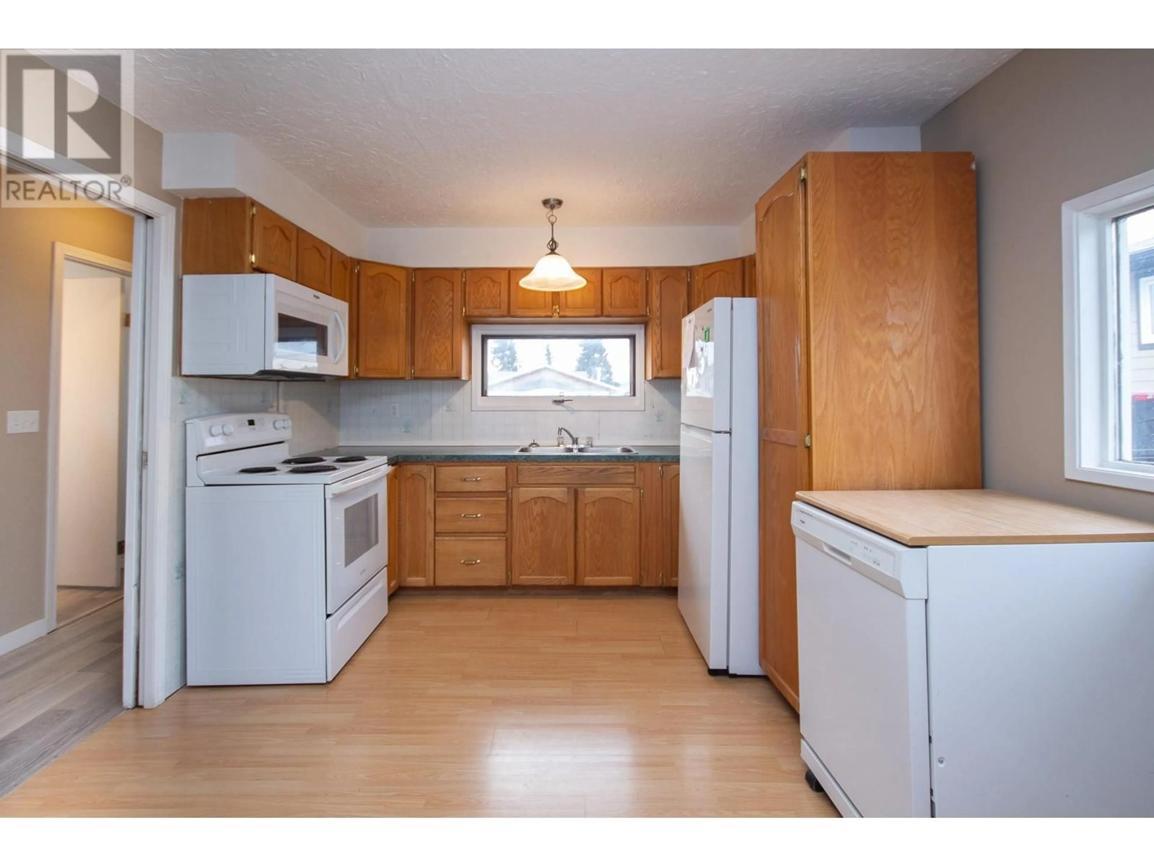 Standard kitchen, wood/laminate floor for 505 96A Avenue, Dawson Creek British Columbia V1G1M5