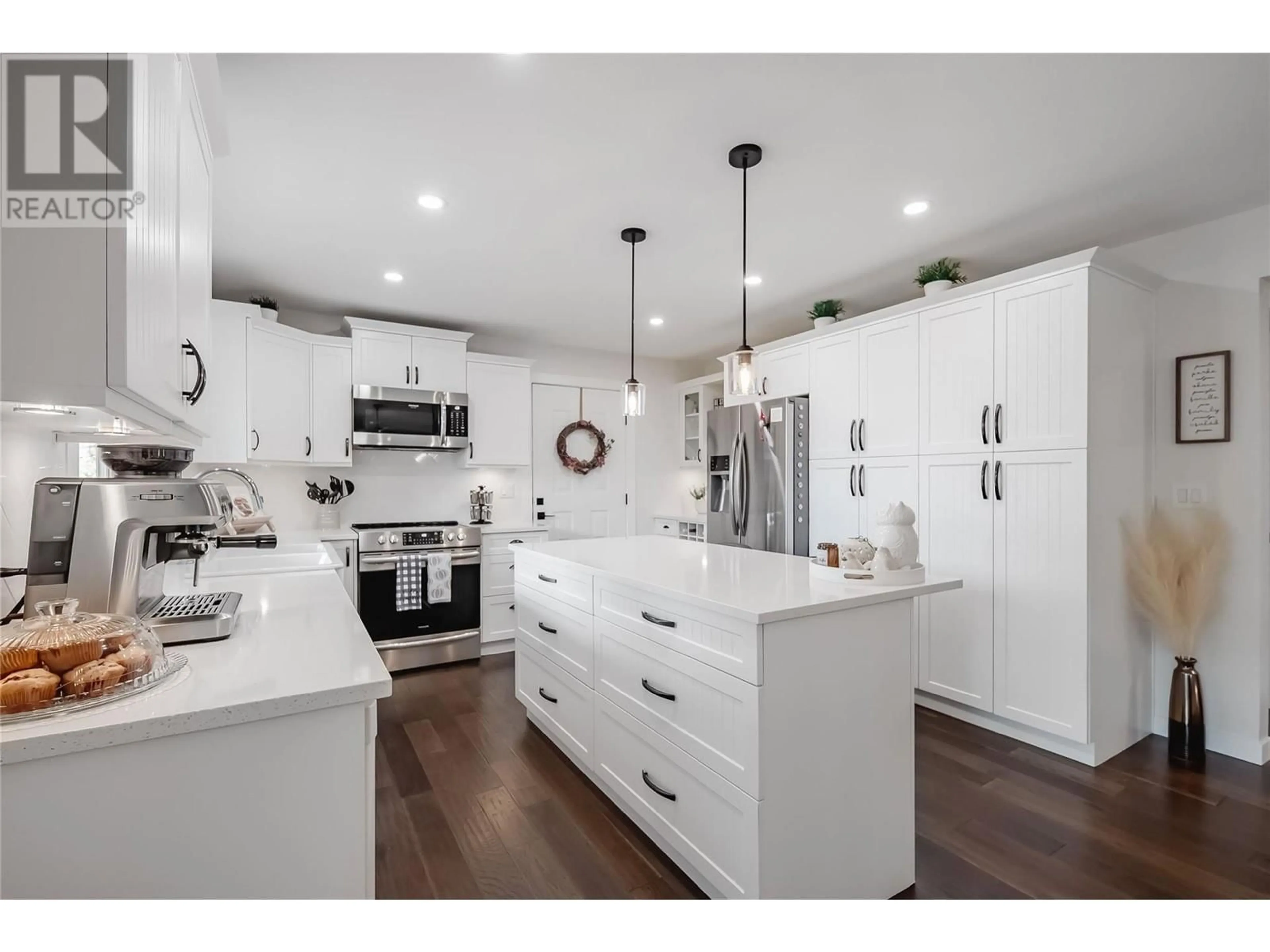 Open concept kitchen, wood/laminate floor for 11108 Dakota Road, Lake Country British Columbia V4V1X1