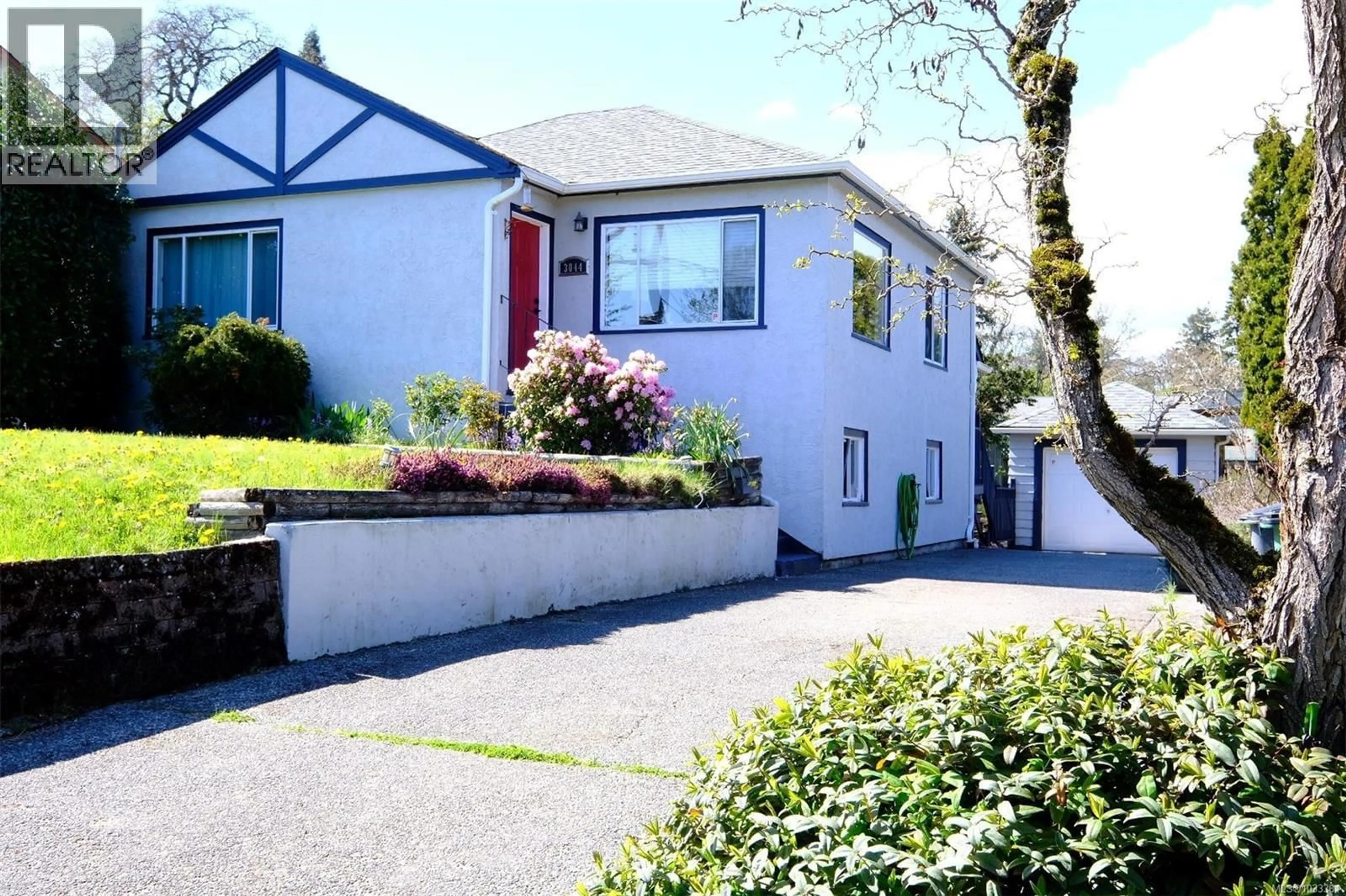 A pic from outside/outdoor area/front of a property/back of a property/a pic from drone, street for 3044 AUSTIN AVENUE, Saanich British Columbia V9A2L2