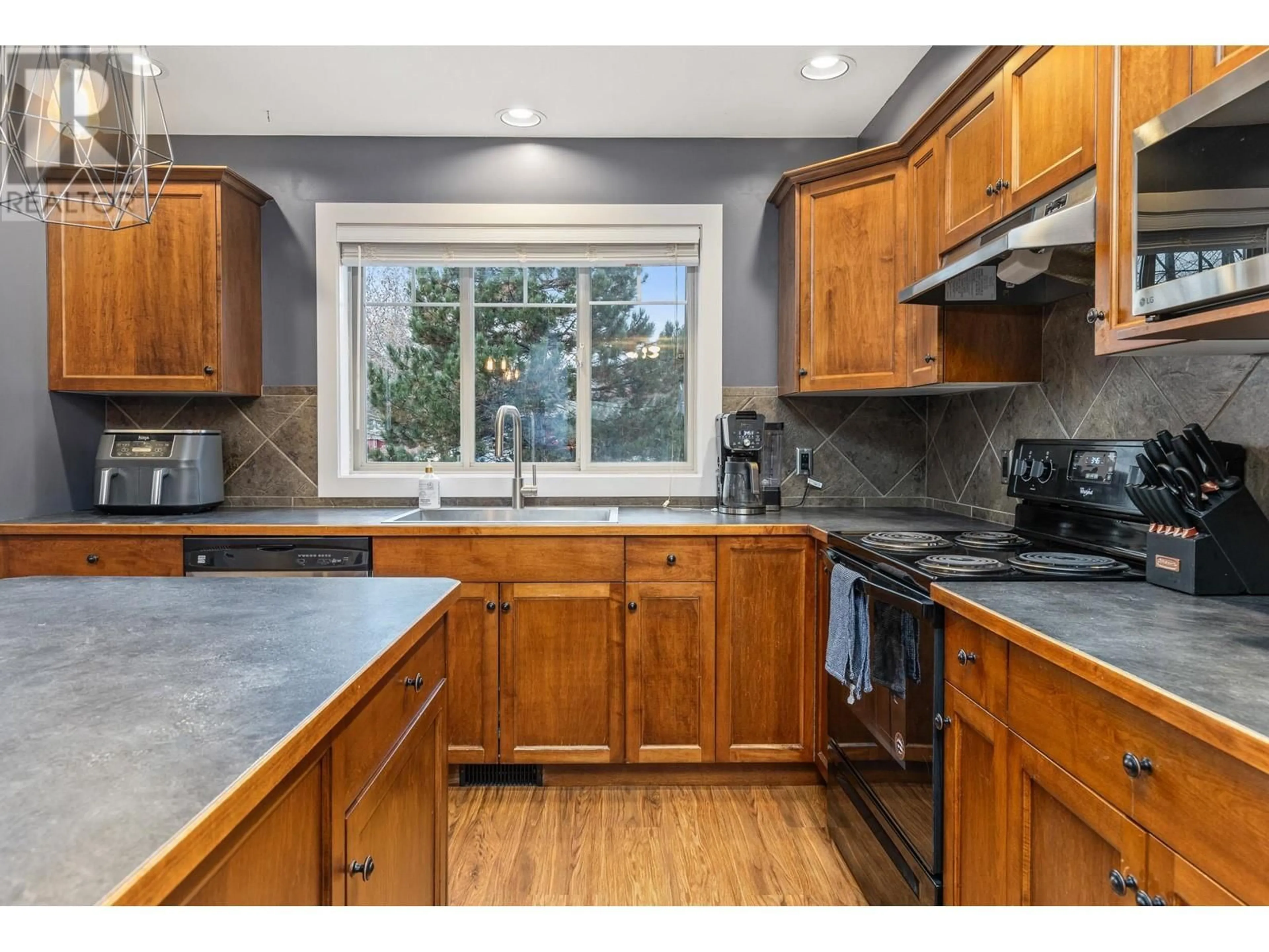 Standard kitchen, ceramic/tile floor for 146 McCurdy Road Unit# 1, Kelowna British Columbia V1X8B1