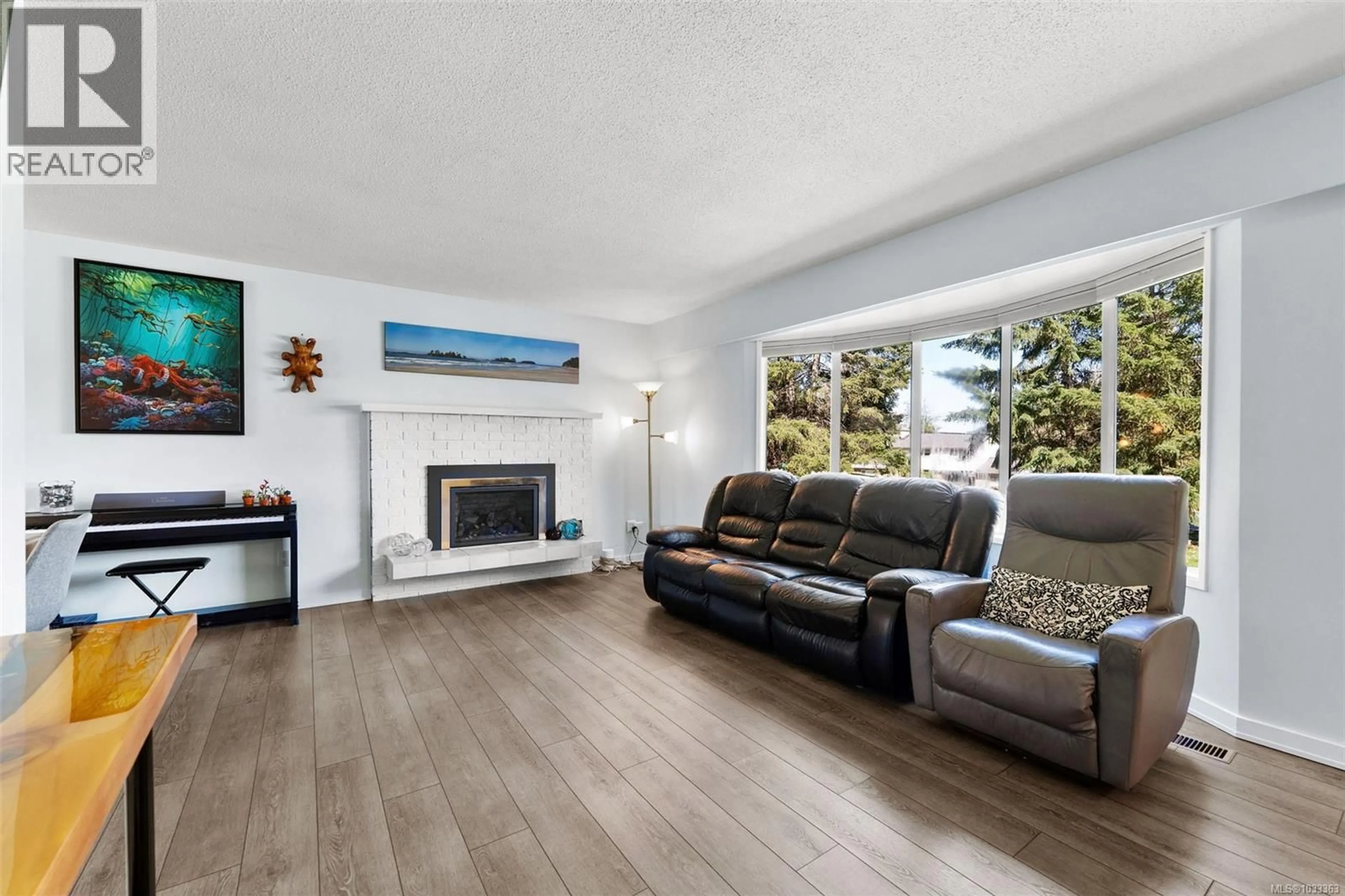 Living room with furniture, unknown for 1931 CINNABAR DRIVE, Nanaimo British Columbia V9X1C3