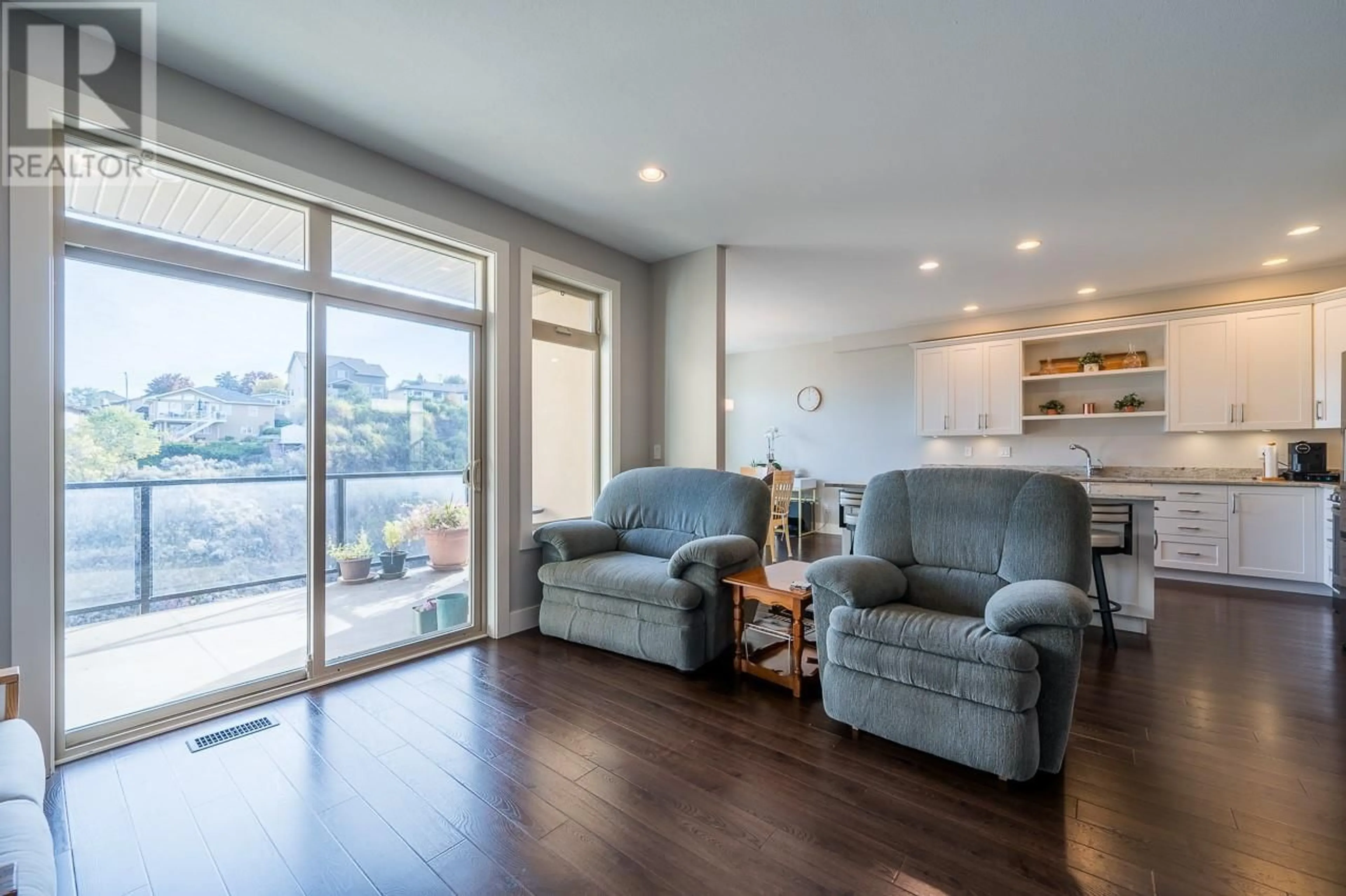 Living room with furniture, wood/laminate floor for 15 HUDSONS BAY Trail Unit# 824, Kamloops British Columbia V2C6S6