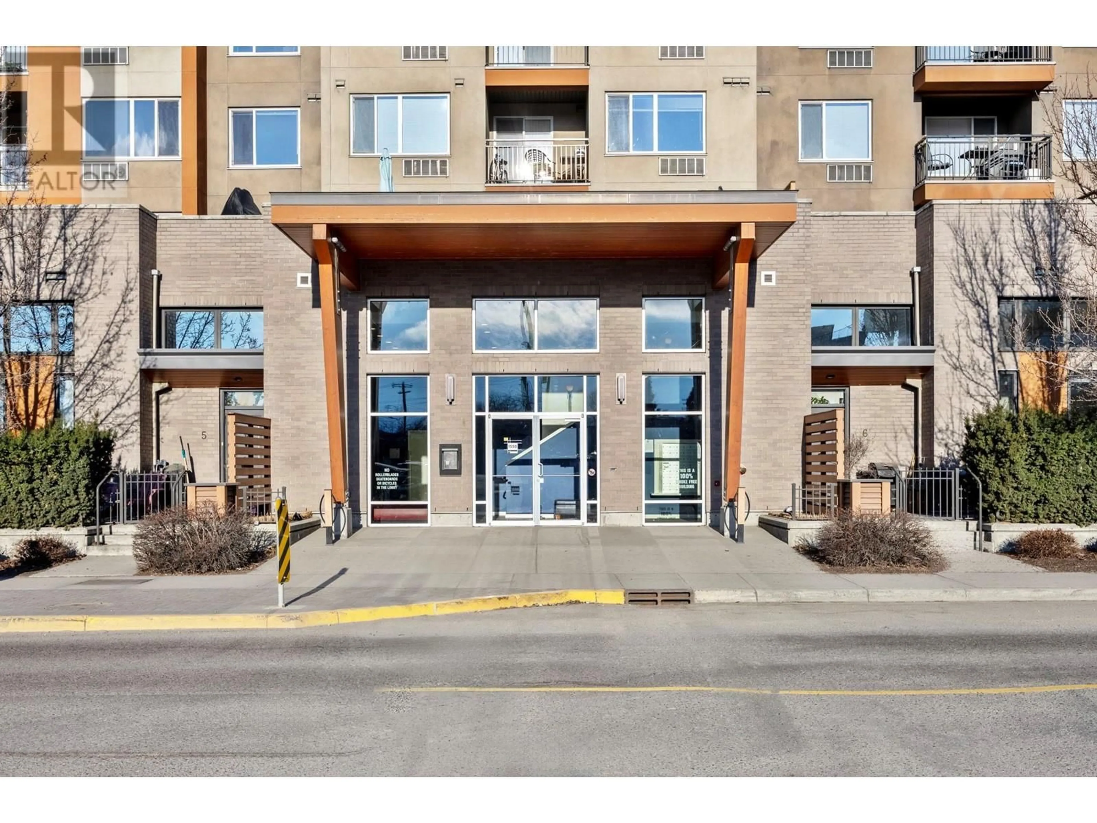 Indoor foyer for 1550 Dickson Avenue Unit# 404, Kelowna British Columbia V1Y9Y8