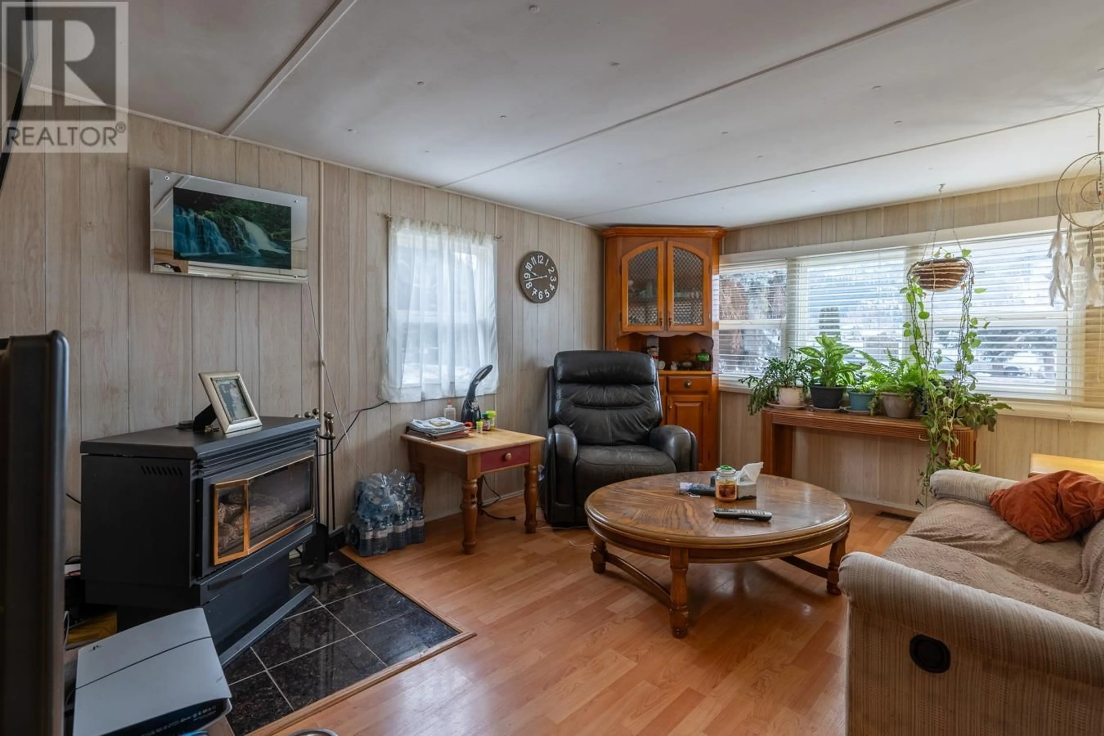 Living room with furniture, wood/laminate floor for 504 Pine Street Unit# 21, Chase British Columbia V0E1M0