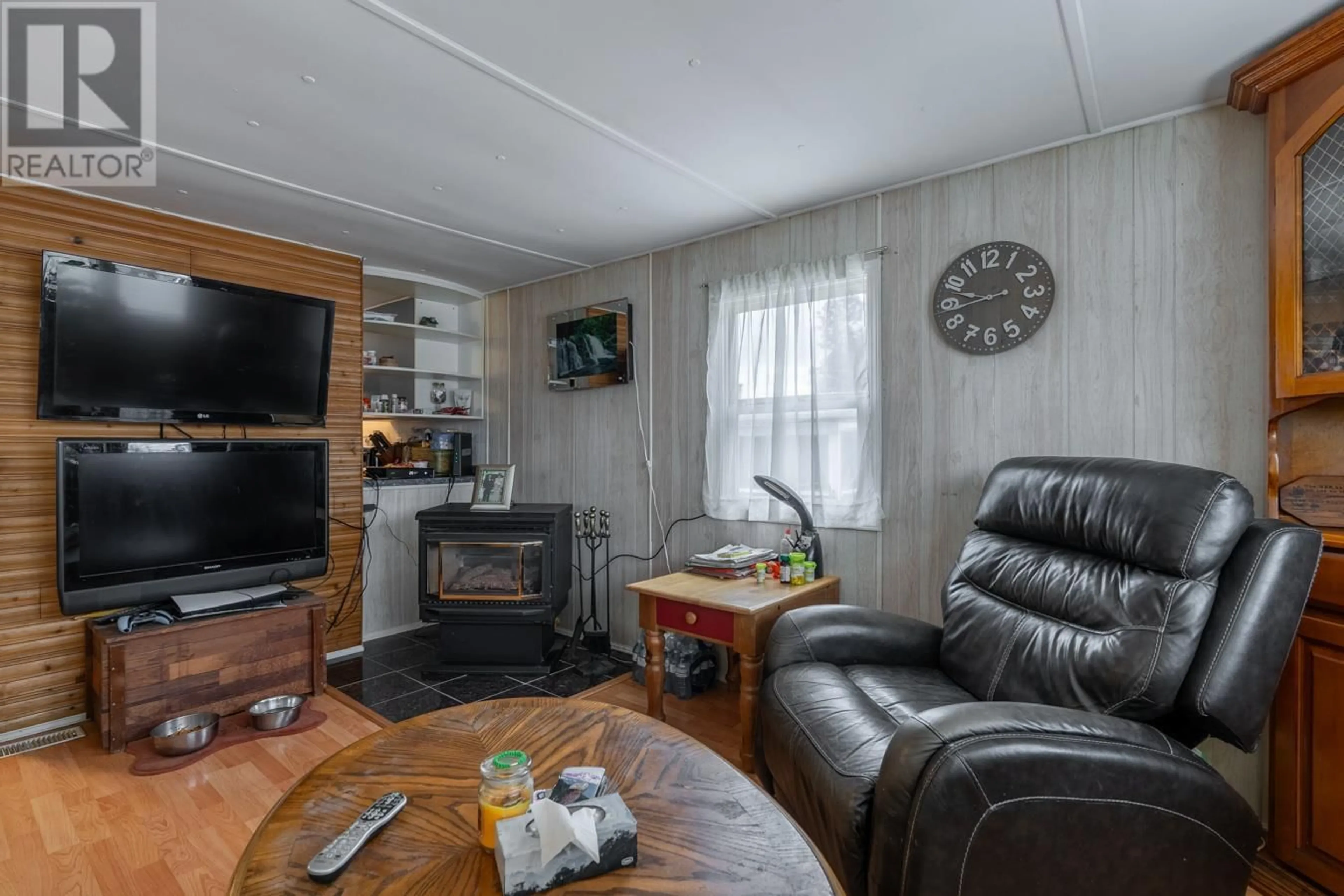 Living room with furniture, wood/laminate floor for 504 Pine Street Unit# 21, Chase British Columbia V0E1M0