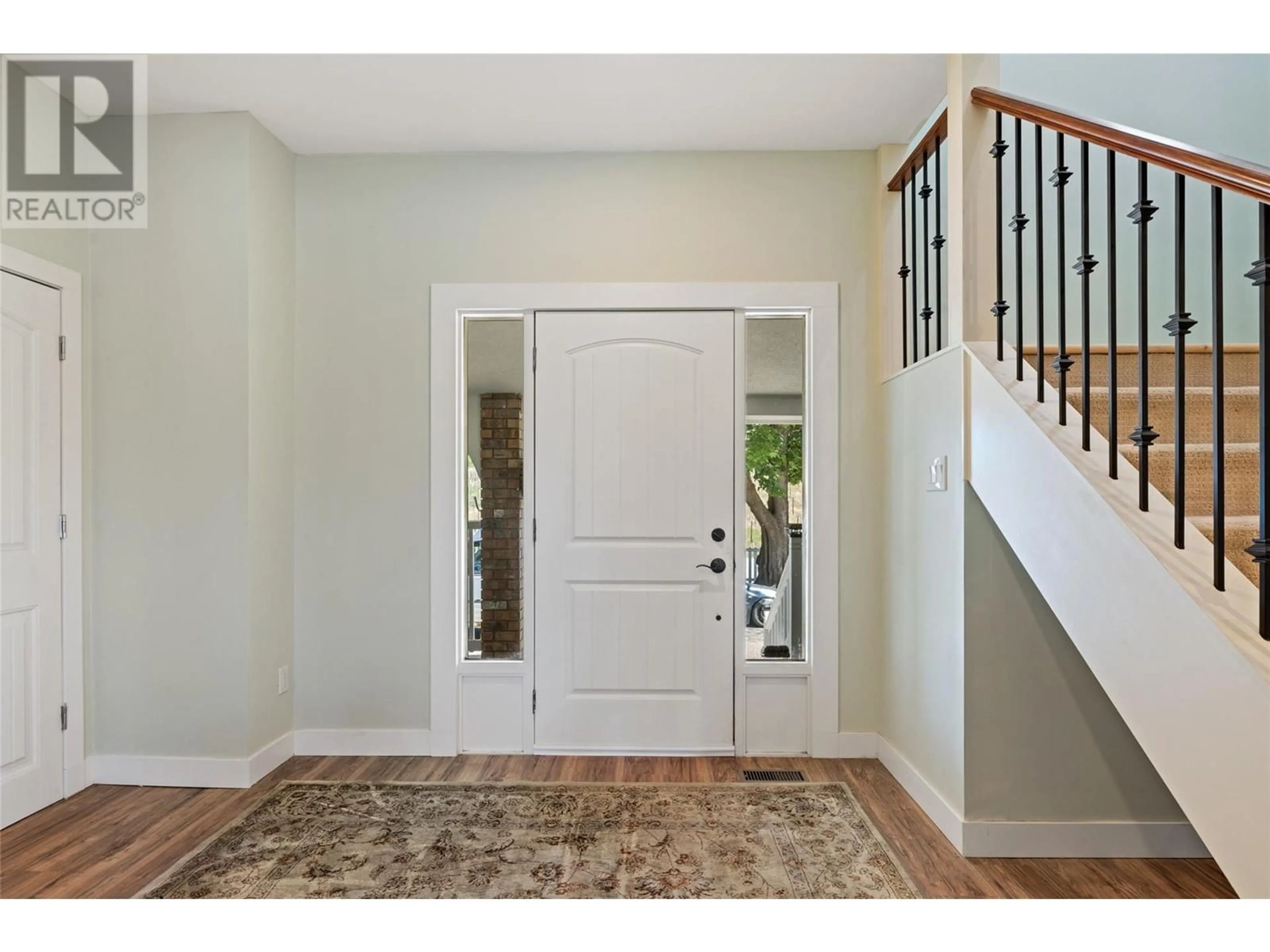 Indoor entryway for 3299 MCCULLOCH ROAD, Kelowna British Columbia V1W4G5