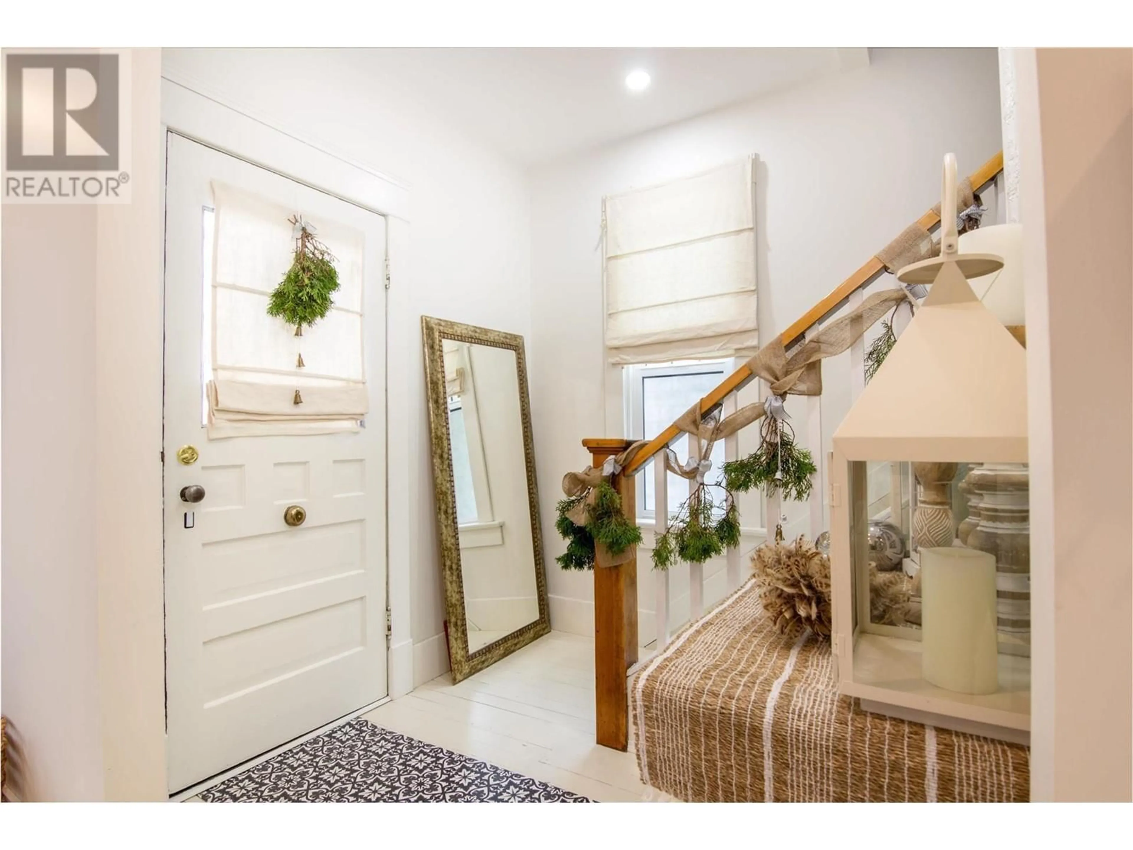 Indoor entryway for 2142 Shuswap Avenue, Lumby British Columbia V0E2G0