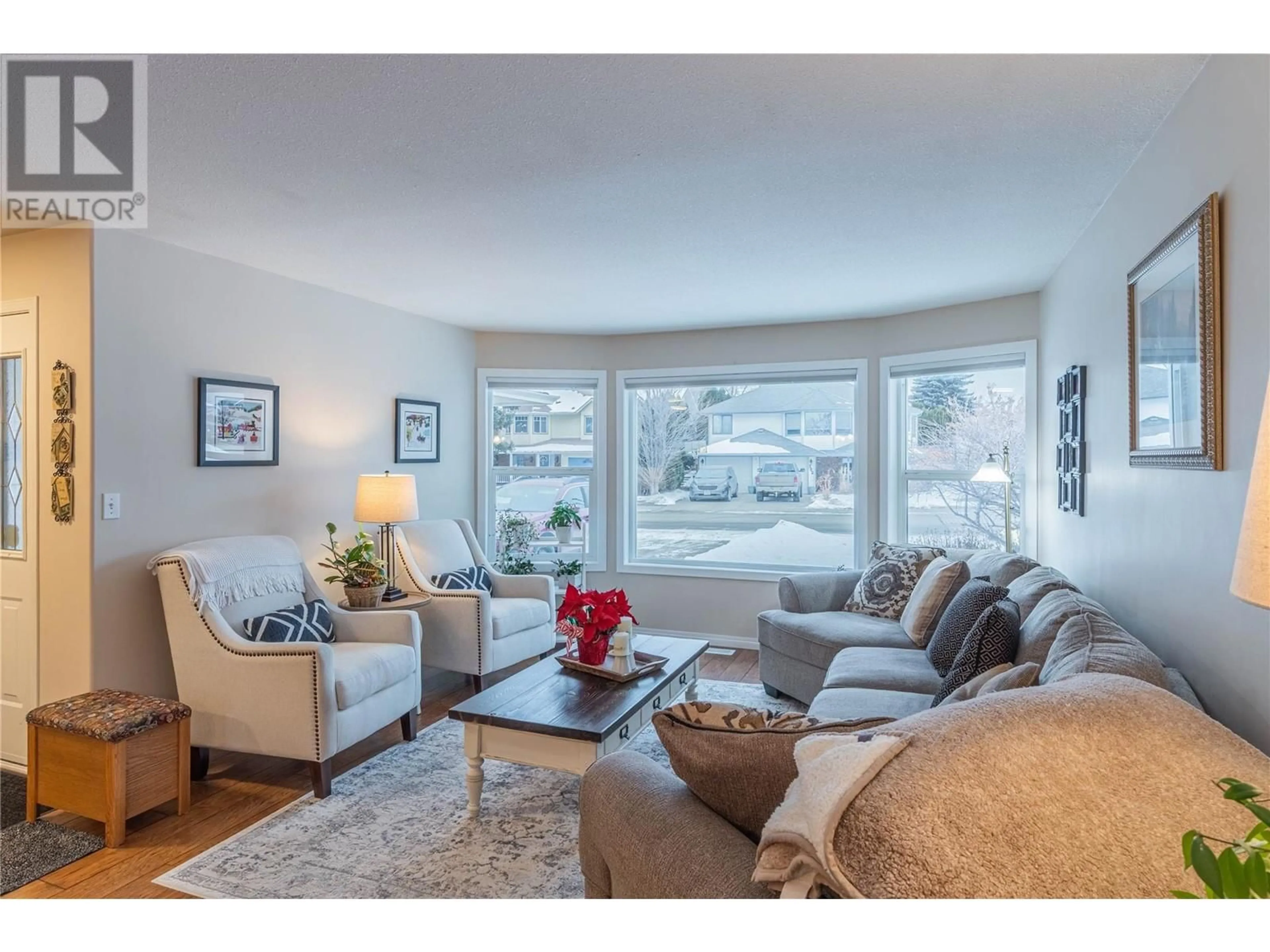 Living room with furniture, unknown for 301 TUXFORD Drive, Kamloops British Columbia V2E2L4