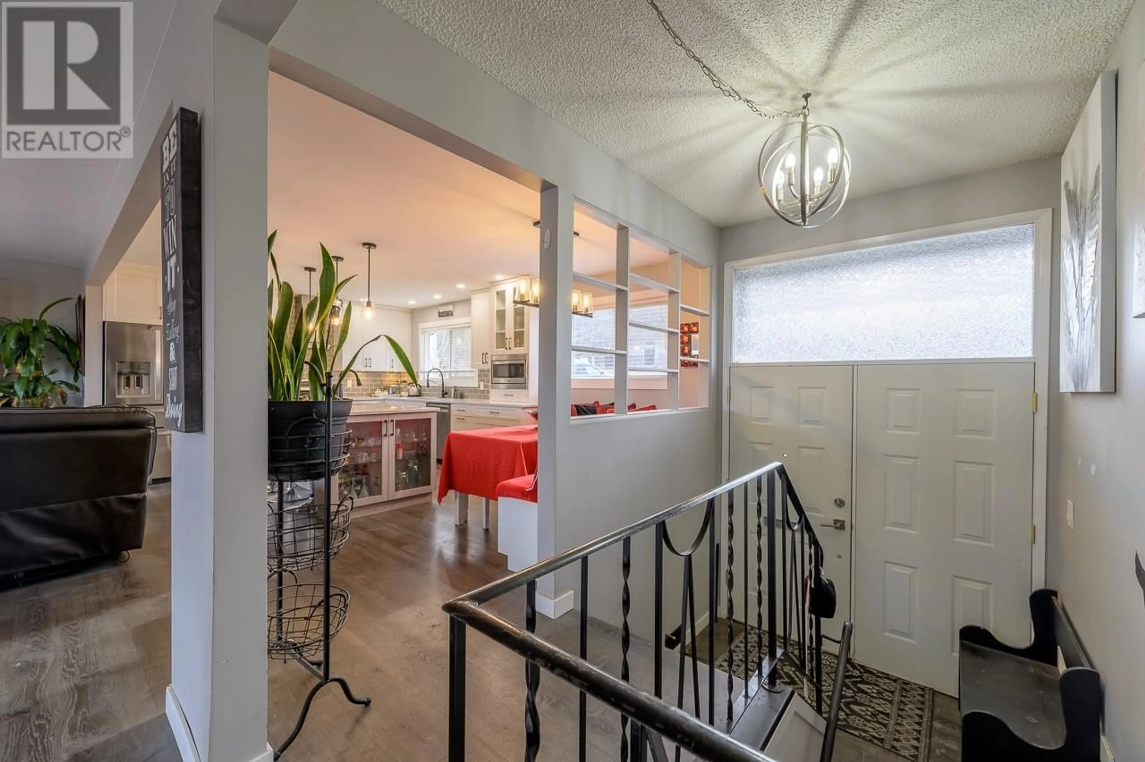 Indoor foyer for 492 GRANDVIEW TERRACE, Kamloops British Columbia V2C3Z4