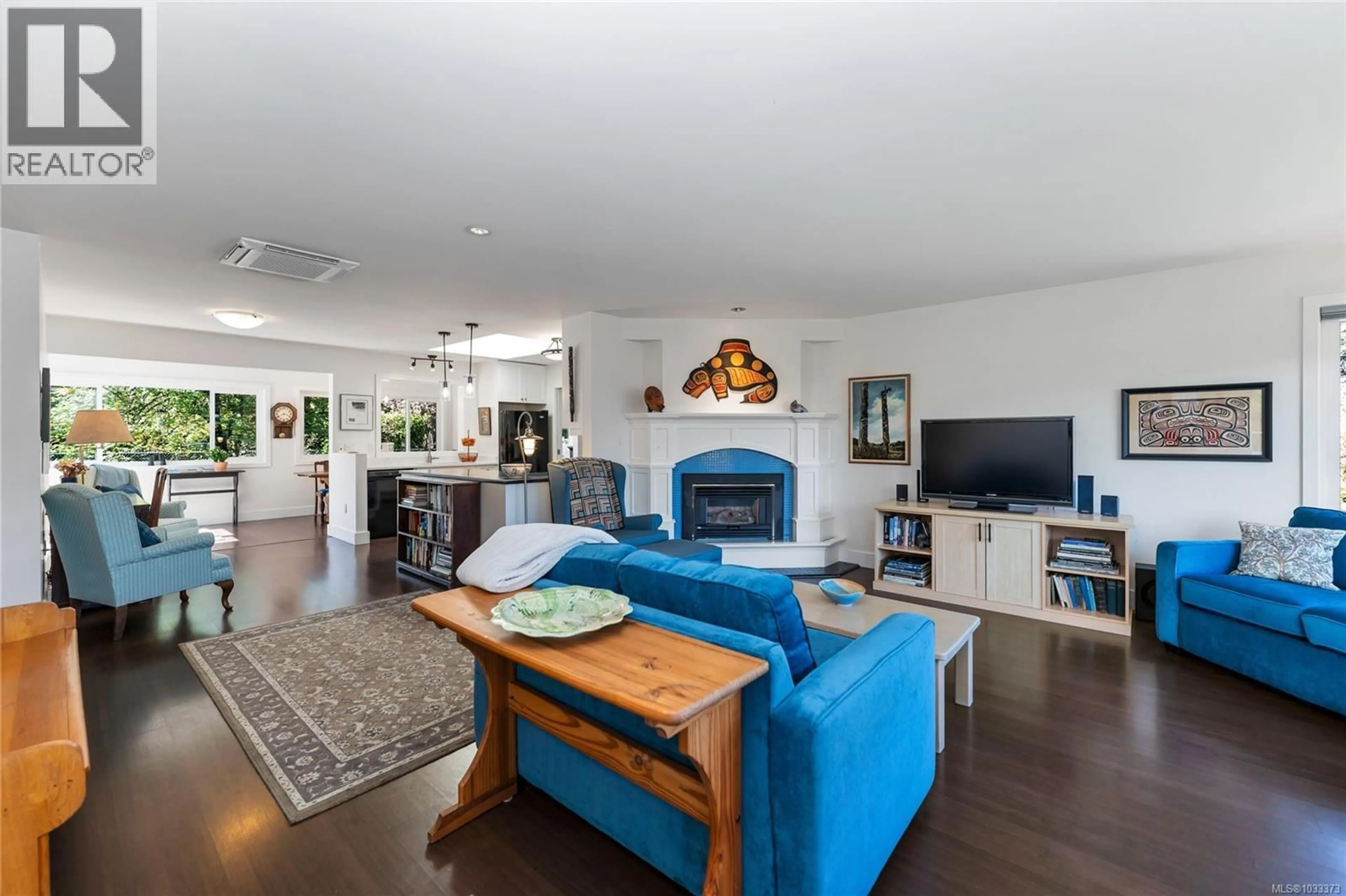 Living room with furniture, wood/laminate floor for 10448 ALLBAY ROAD, Sidney British Columbia V8L2P1