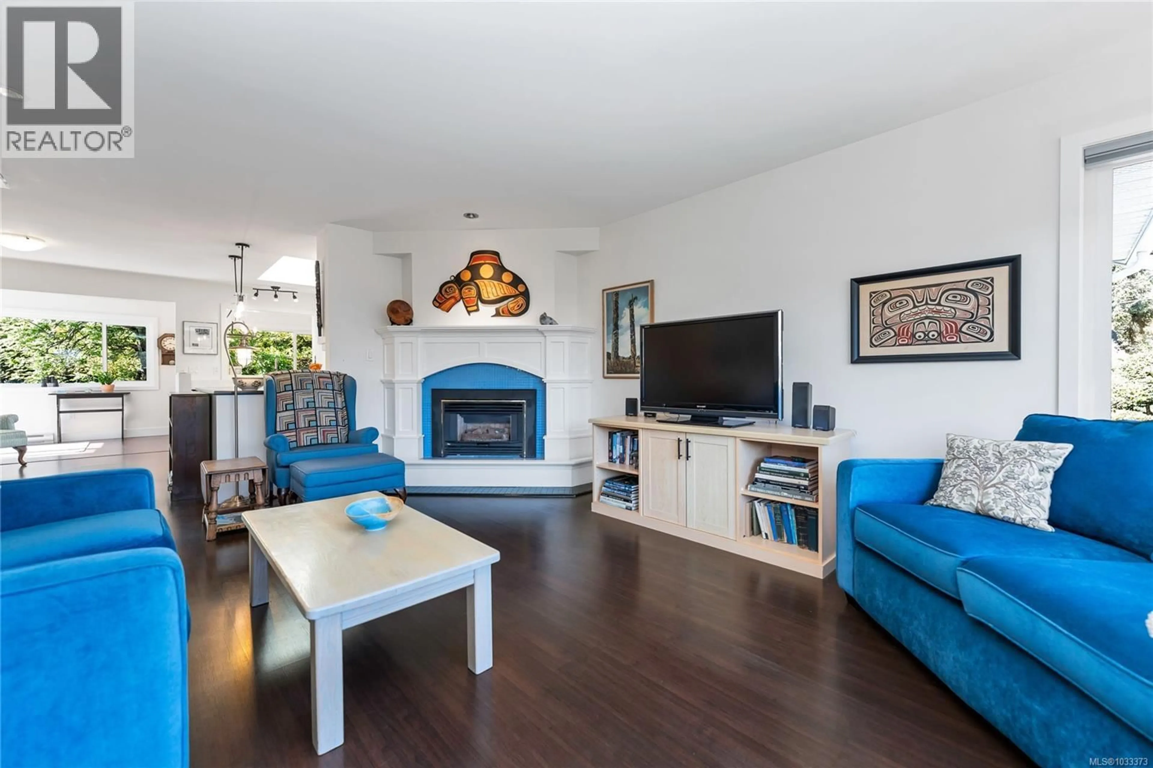 Living room with furniture, wood/laminate floor for 10448 ALLBAY ROAD, Sidney British Columbia V8L2P1