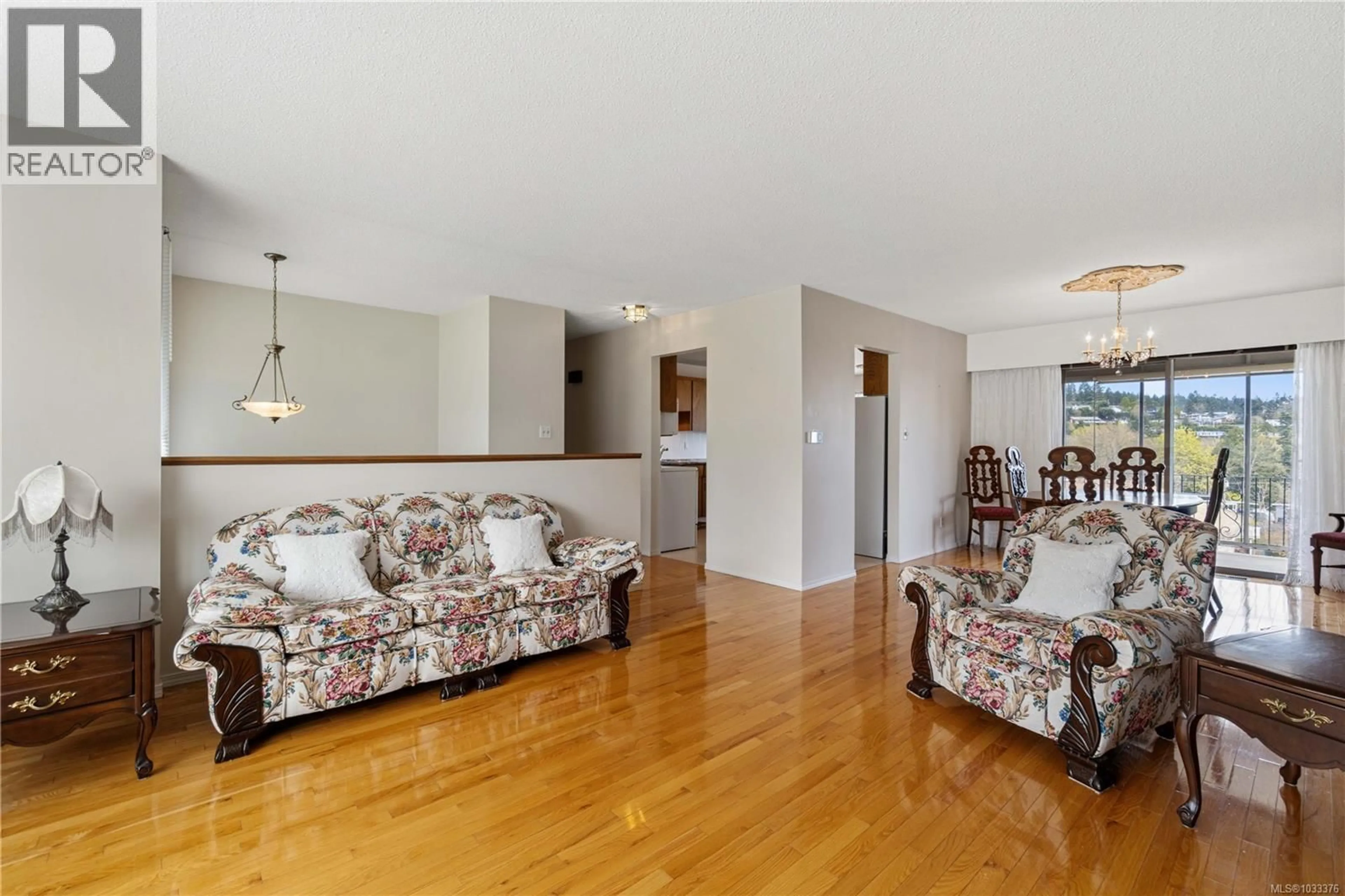 Living room with furniture, wood/laminate floor for 2840 HALIDAY CRESCENT, Nanaimo British Columbia V9S3M9