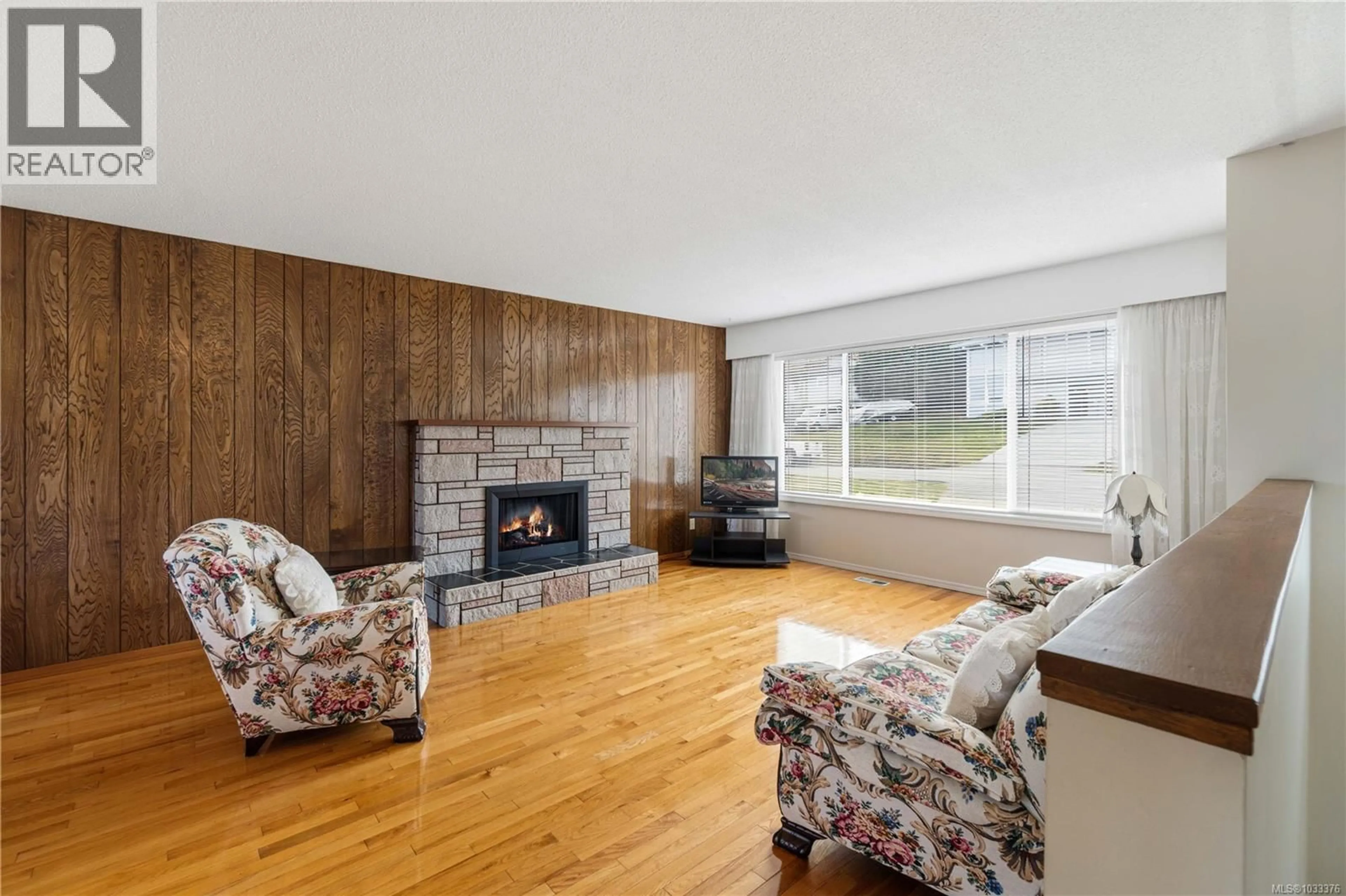 Living room with furniture, wood/laminate floor for 2840 HALIDAY CRESCENT, Nanaimo British Columbia V9S3M9