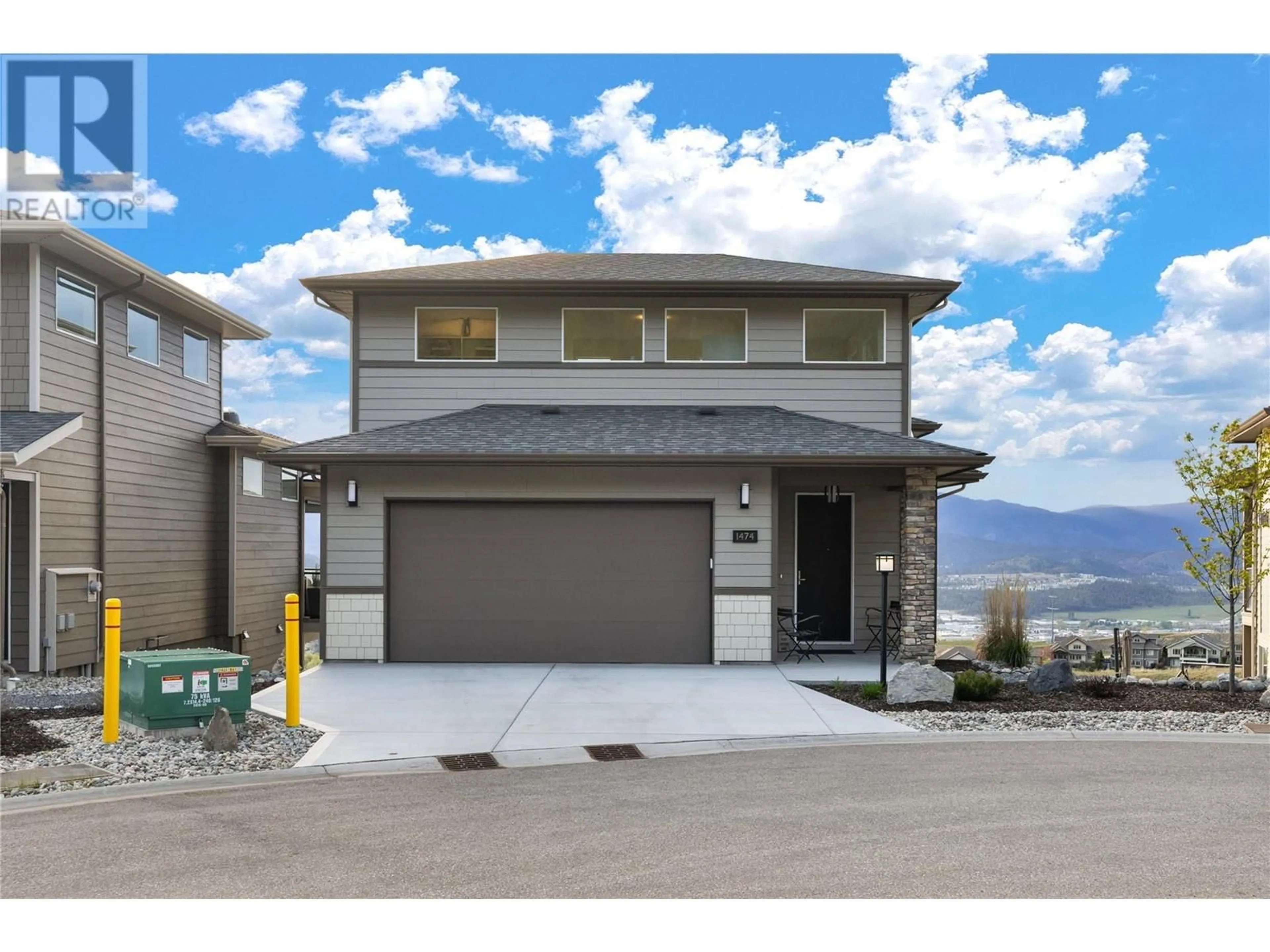 Home with vinyl exterior material, mountain view for 1474 Summer Crescent, Kelowna British Columbia V1P1T8