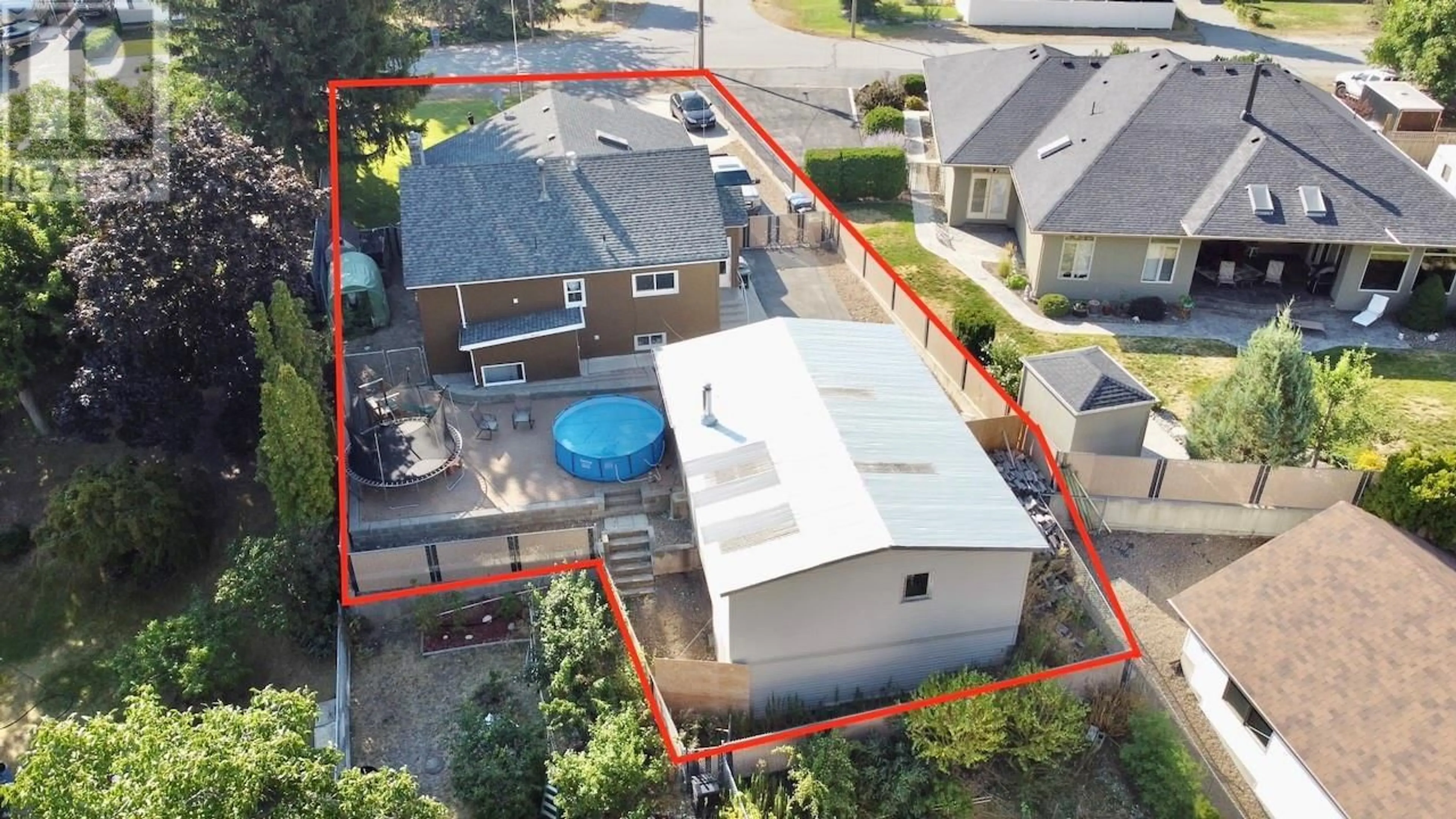 A pic from outside/outdoor area/front of a property/back of a property/a pic from drone, street for 994 ROCKCLIFFE Road, Oliver British Columbia V0H1T6