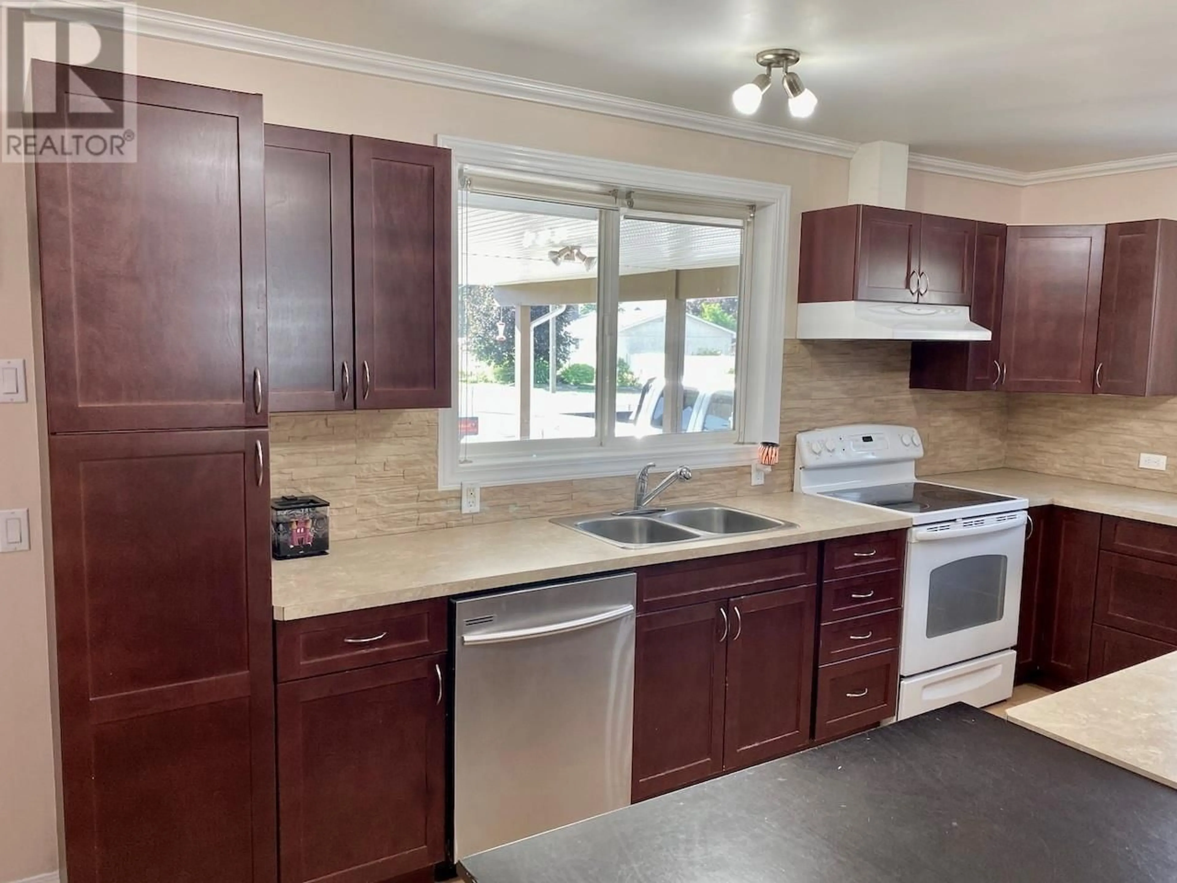 Standard kitchen, unknown for 994 ROCKCLIFFE Road, Oliver British Columbia V0H1T6