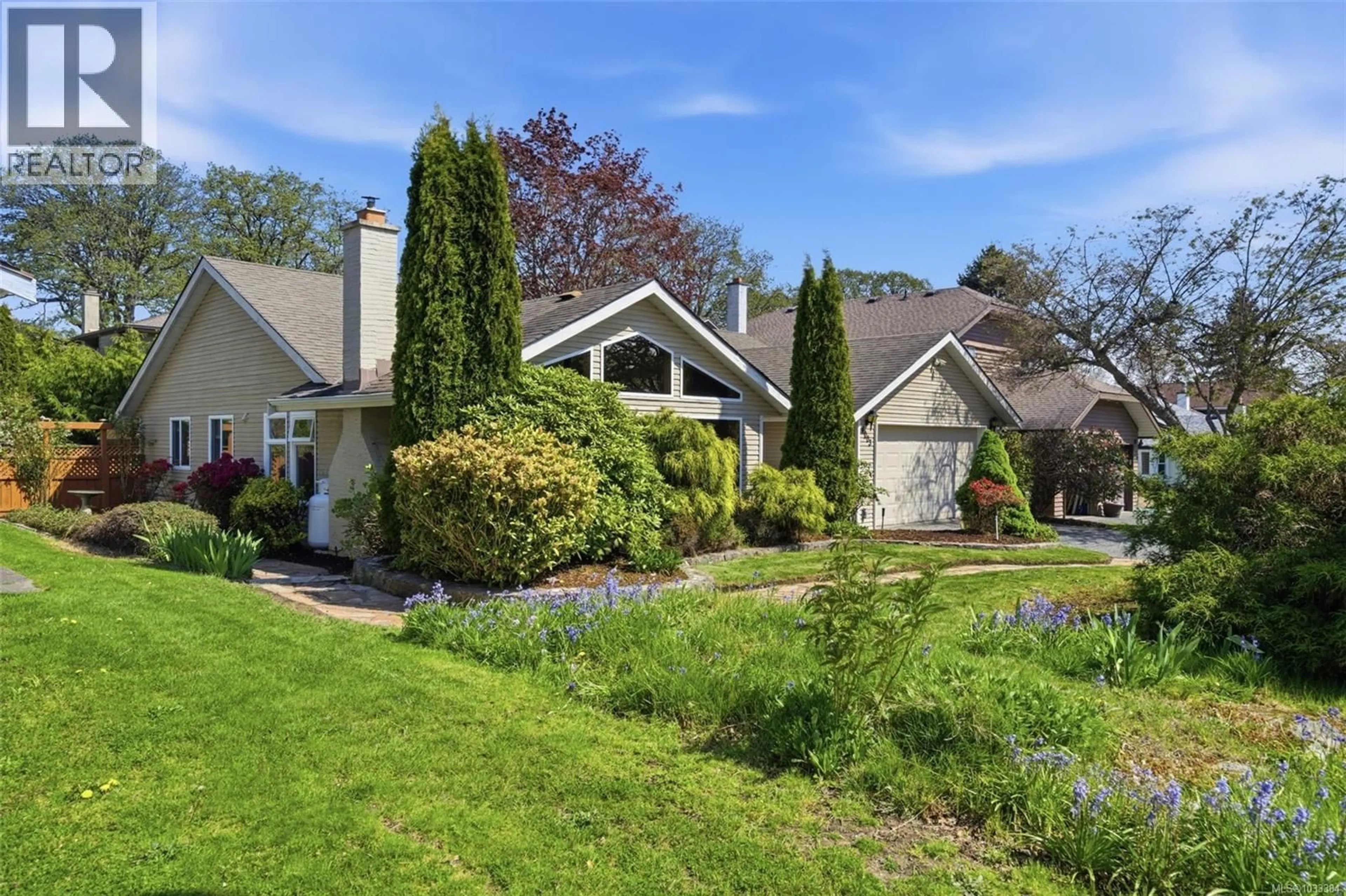 A pic from outside/outdoor area/front of a property/back of a property/a pic from drone, unknown for 4003 HOPESMORE DRIVE, Saanich British Columbia V8N6A3