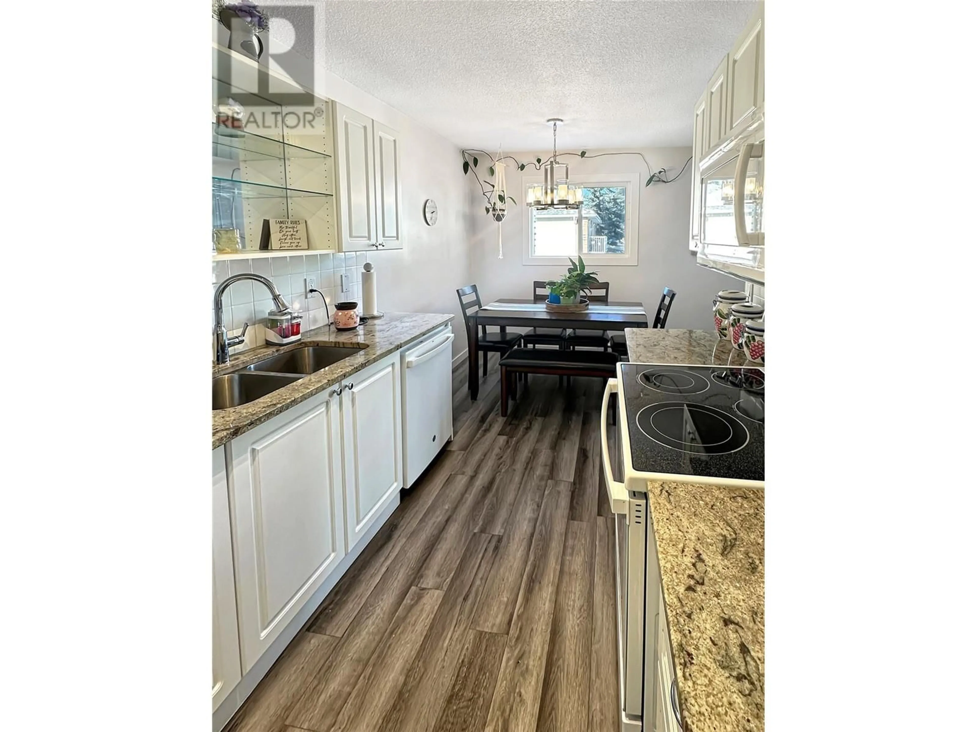 Open concept kitchen, wood/laminate floor for 2008 2ND  S Street Unit# 4, Cranbrook British Columbia V1C1C7