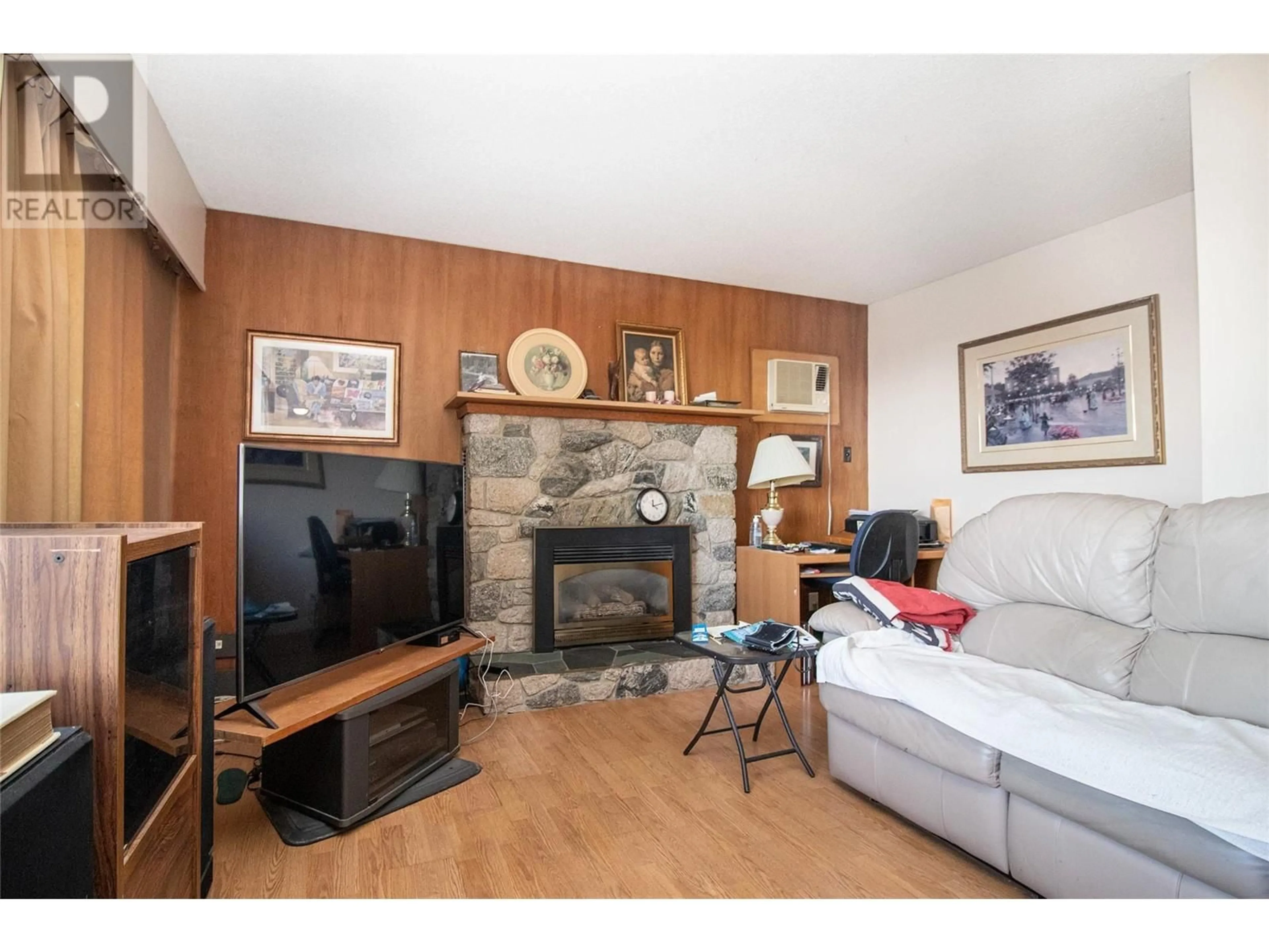 Living room with furniture, wood/laminate floor for 1174 Bentien Road, Kelowna British Columbia V1X6R8